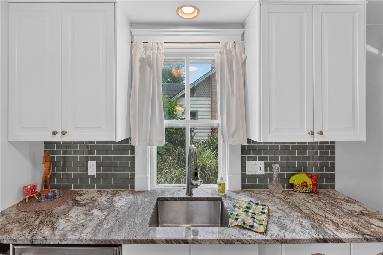 121 Kenwood Avenue Property Photo 14