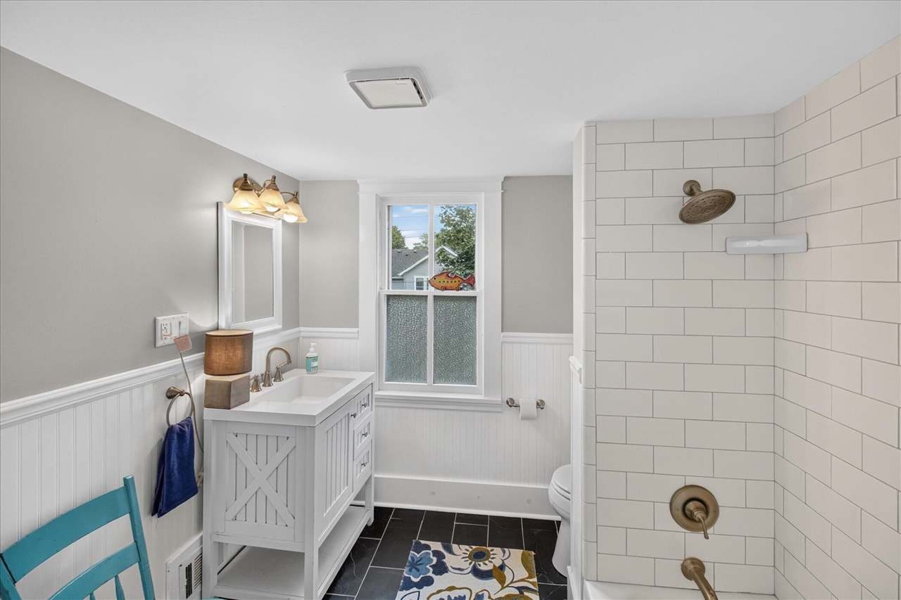121 Kenwood Avenue Property Photo 26