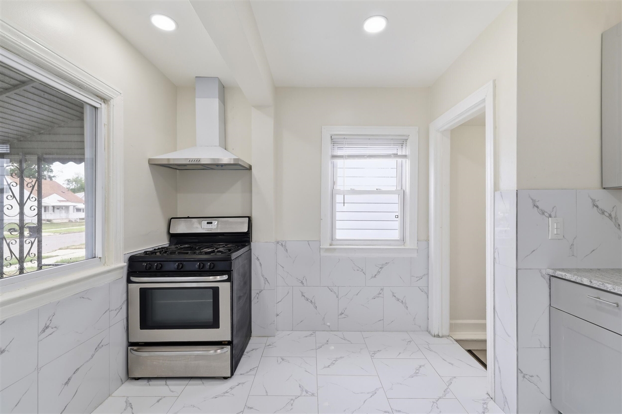 6803 Grandville Avenue Property Photo 12