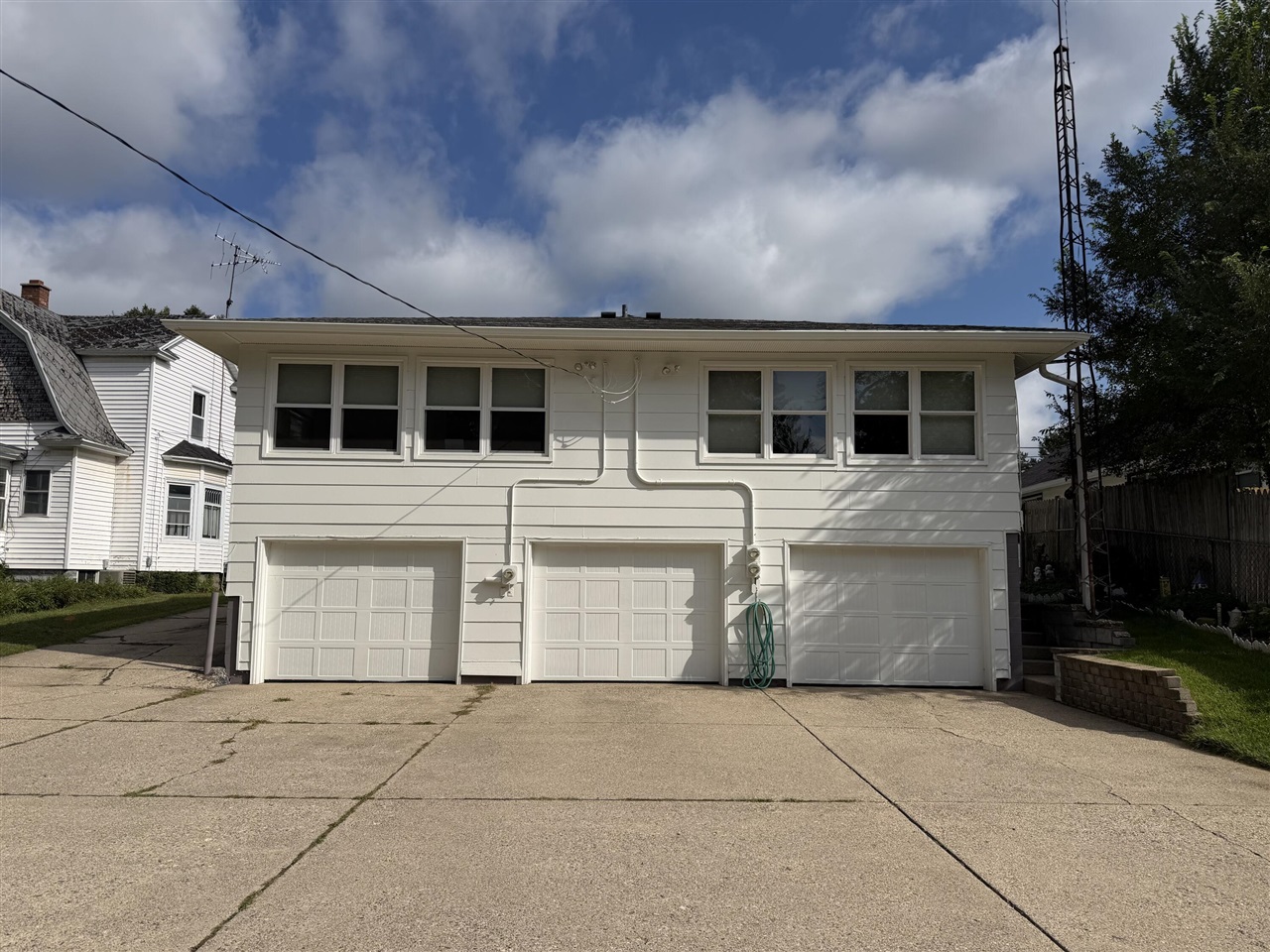 516 E Savidge Street Property Photo 2