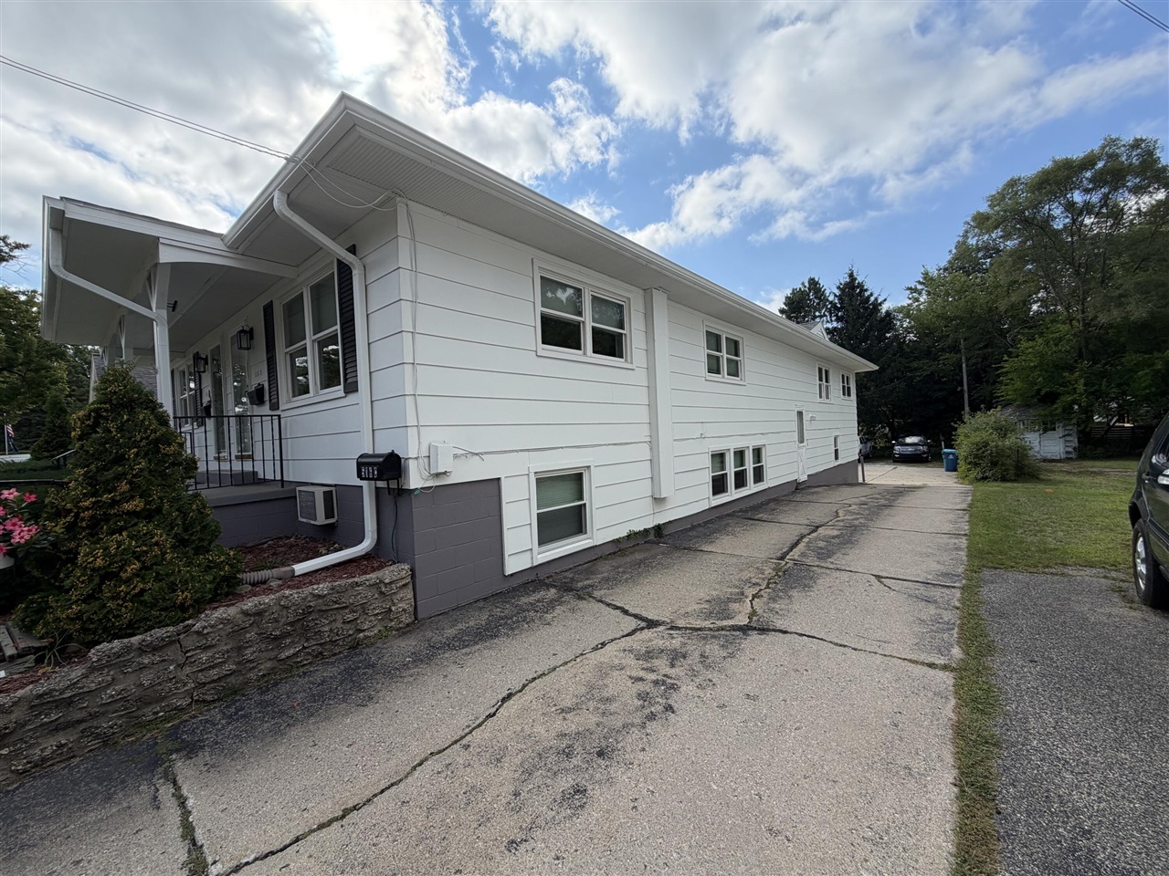 516 E Savidge Street Property Photo 3