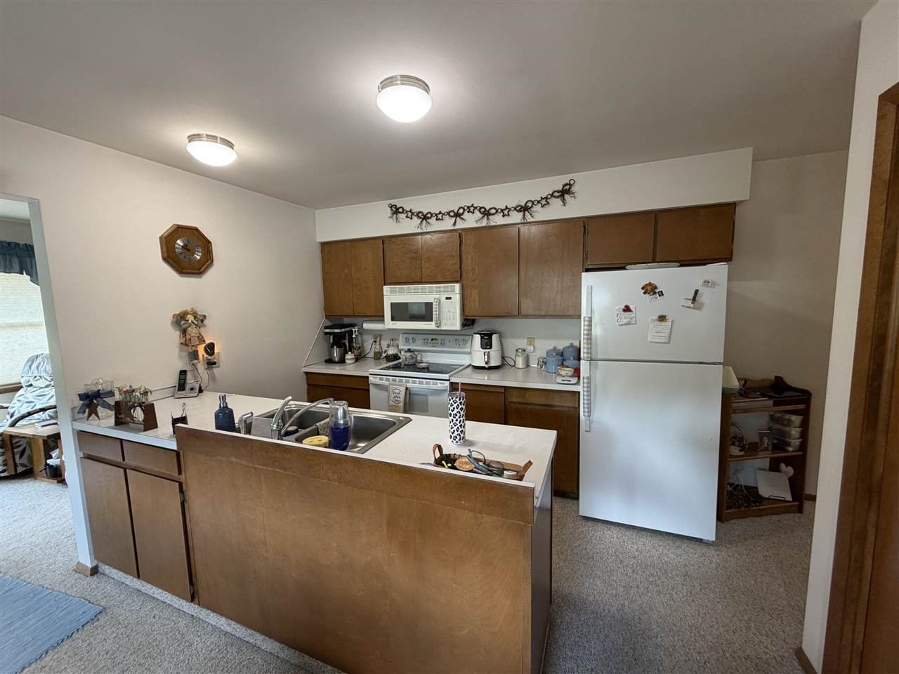 516 E Savidge Street Property Photo 6