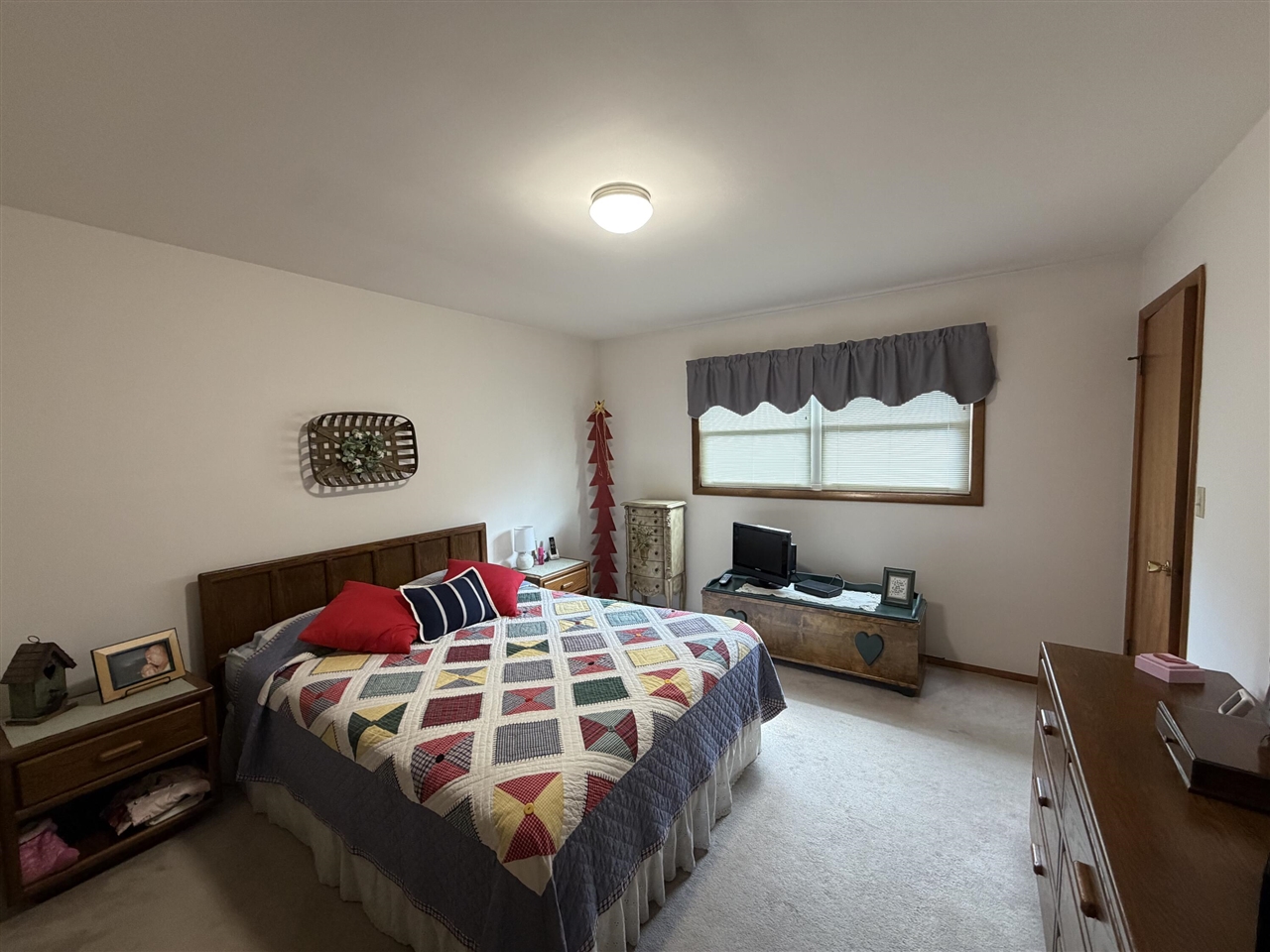 516 E Savidge Street Property Photo 8