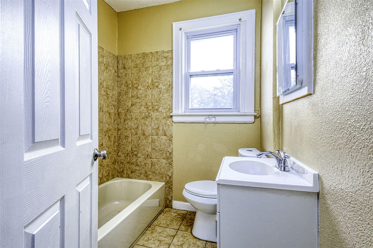 2952 Waverly Street Property Photo 2