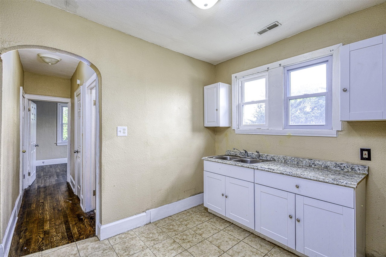 2952 Waverly Street Property Photo 5