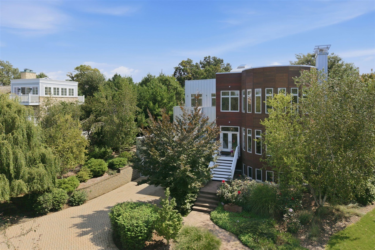 51108 Lake Park Drive Property Photo 2