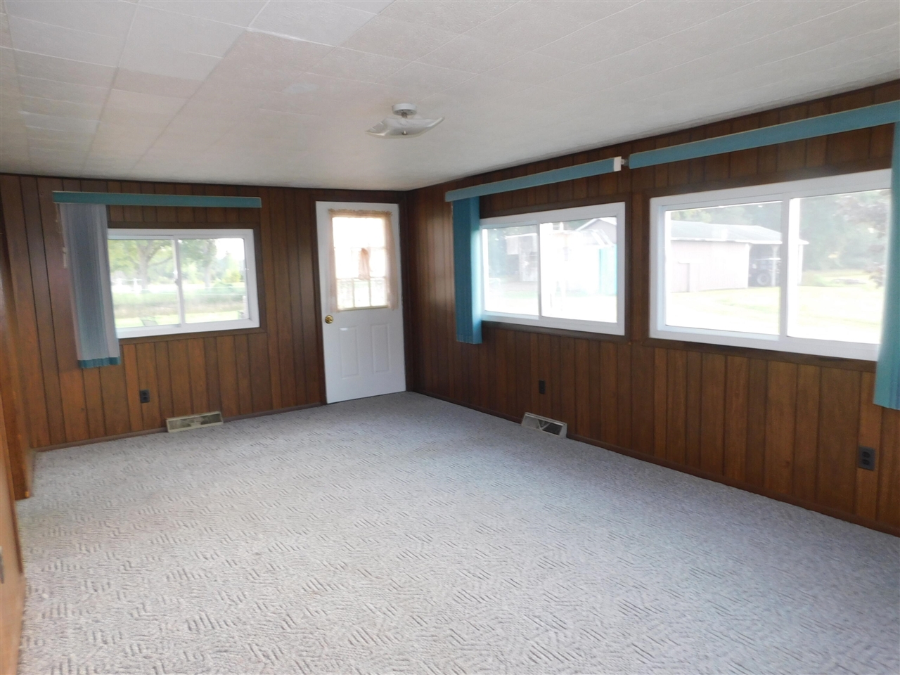 489 S Catalpa Avenue Property Photo 8