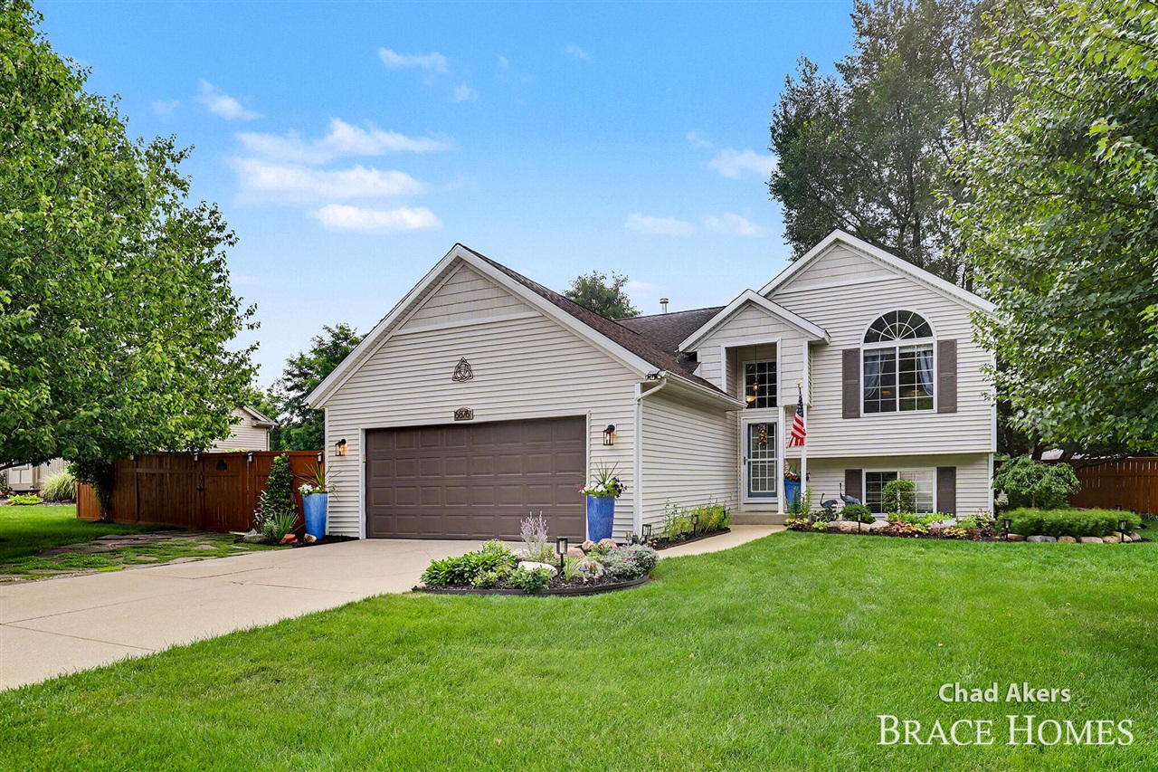 6876 Northway Drive Property Photo 1