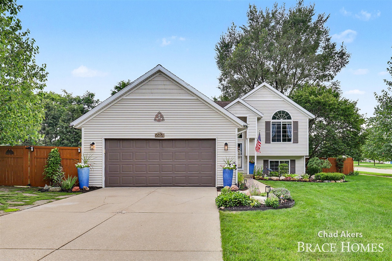6876 Northway Drive Property Photo 2