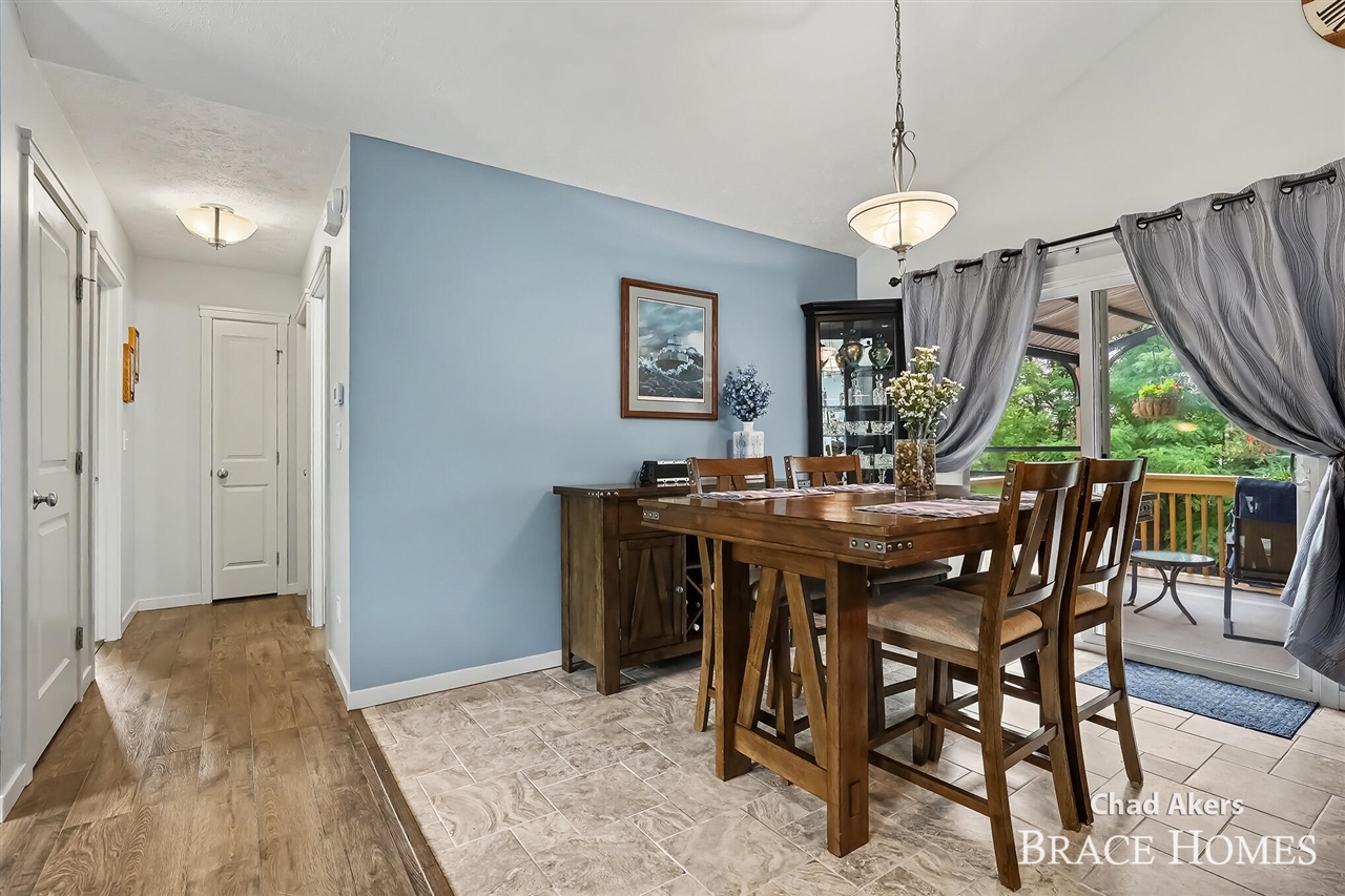 6876 Northway Drive Property Photo 8