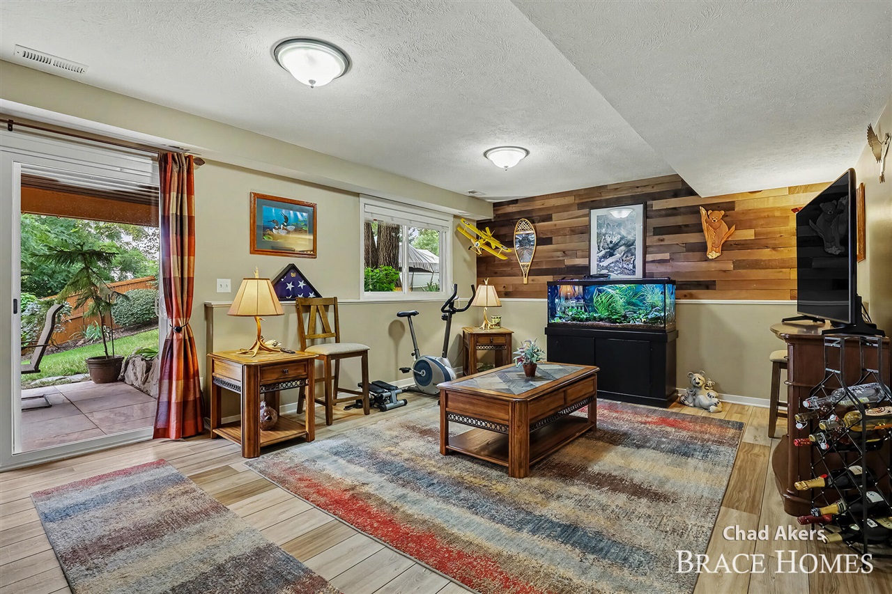 6876 Northway Drive Property Photo 12