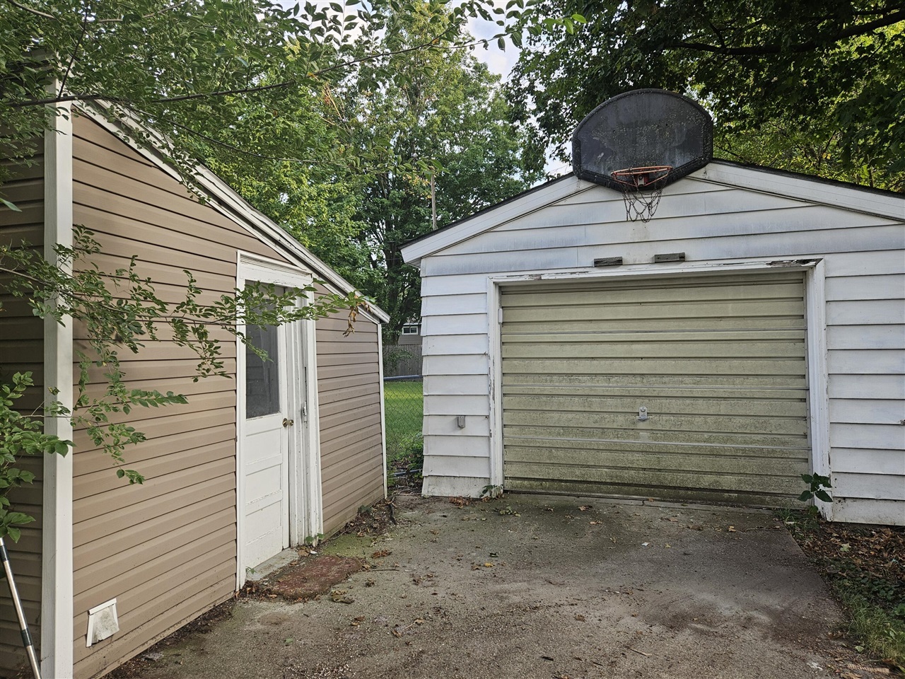 130 E Sycamore Street Property Photo 21