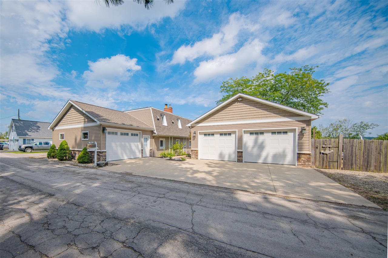5065 Pine Drive Property Photo 1