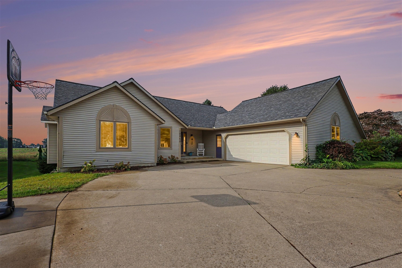 10068 Holiday Drive Property Photo 1