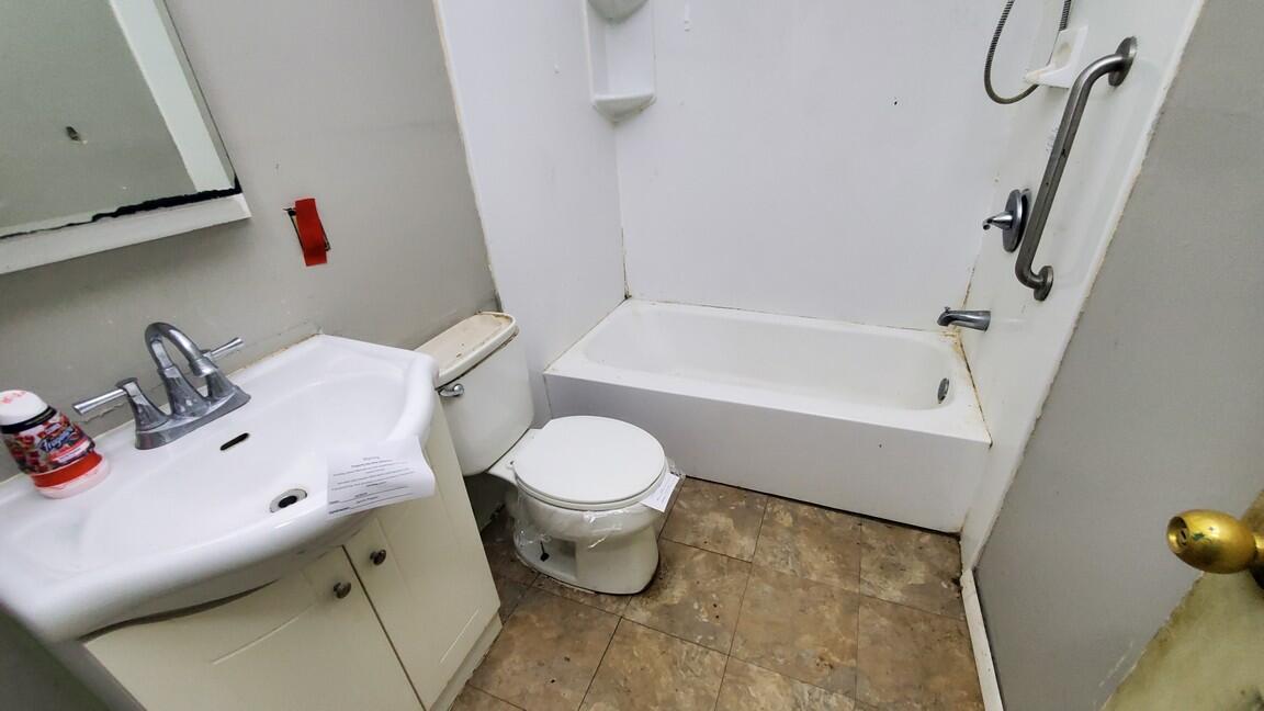 5131 Grand River Drive Property Photo 9