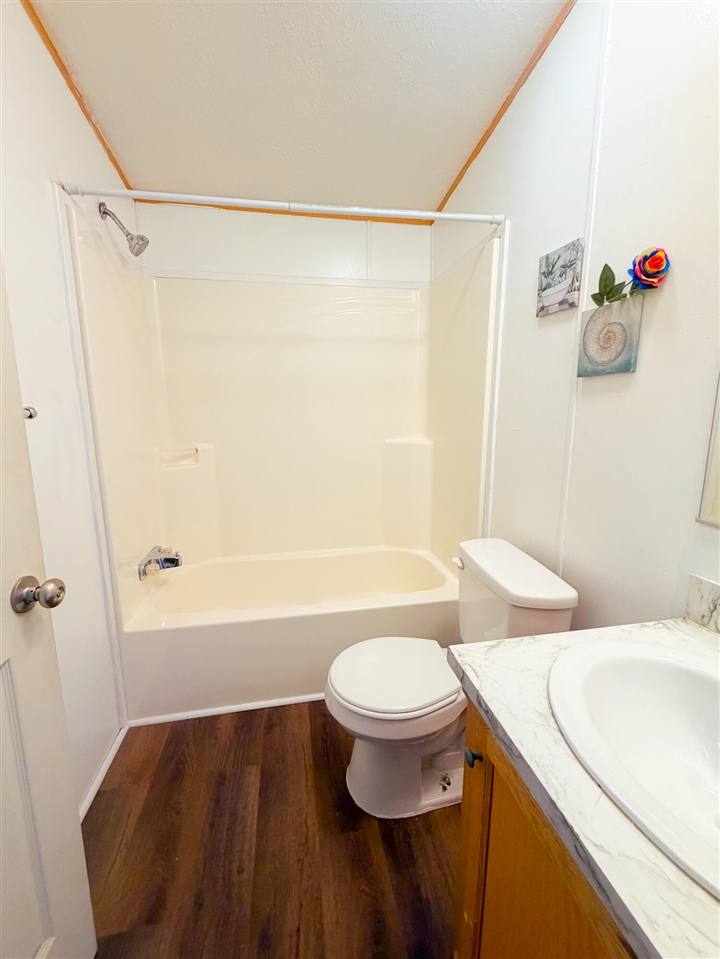 2040 Reo Avenue Property Photo 4