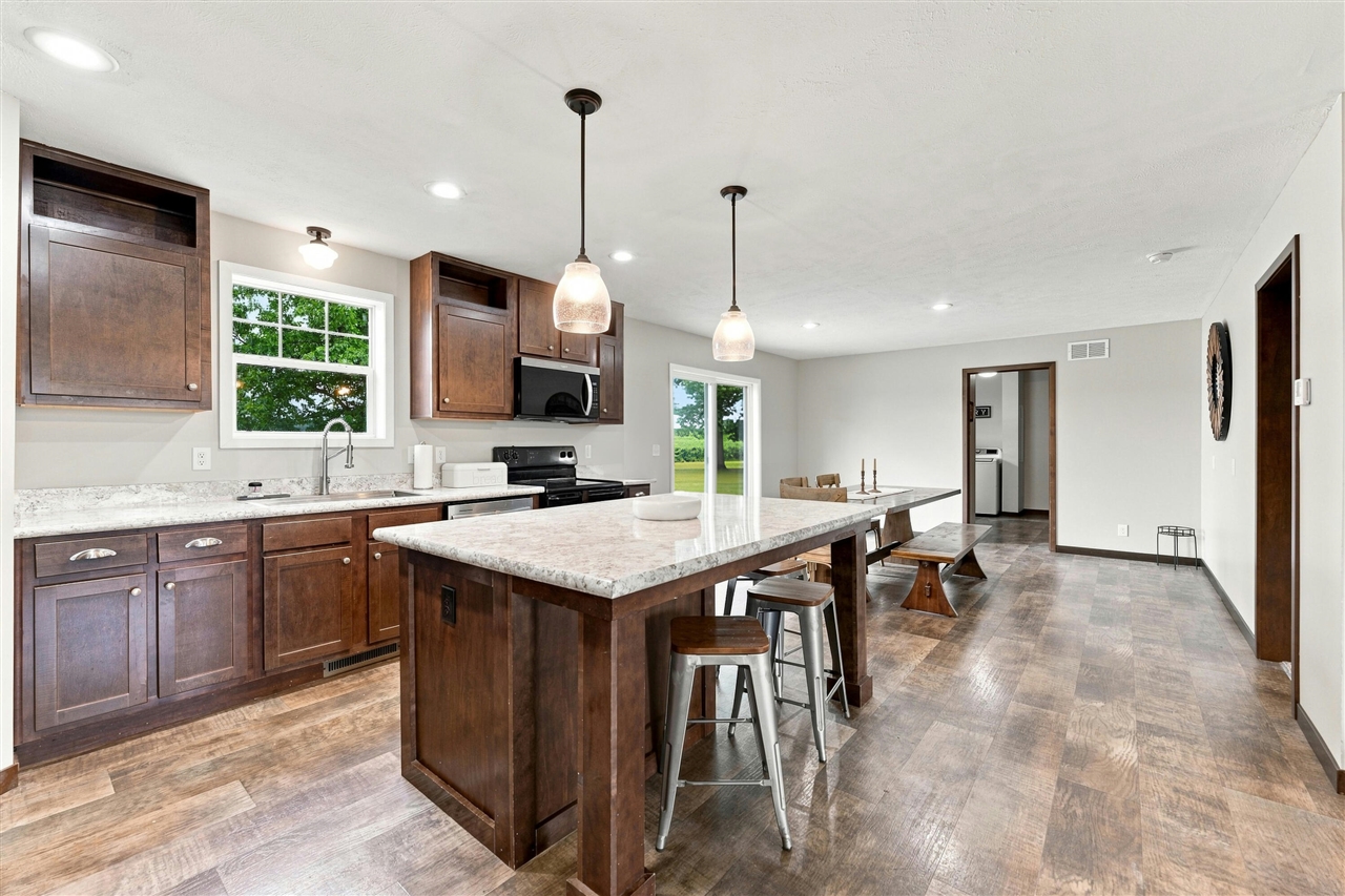 6048 Territorial Road Property Photo 8