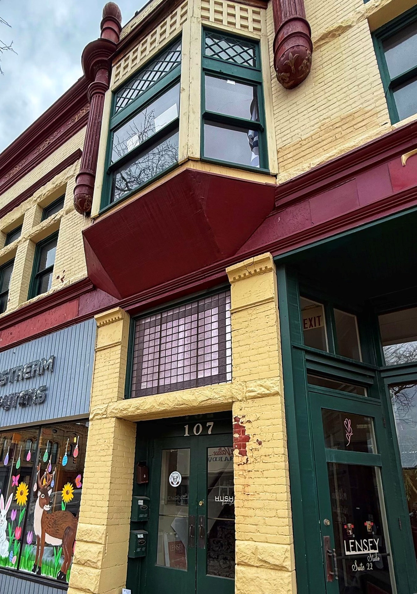107 W Superior Street Property Photo