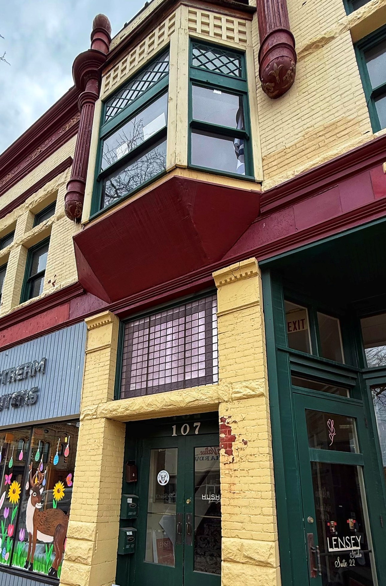 107 W Superior Street Property Photo