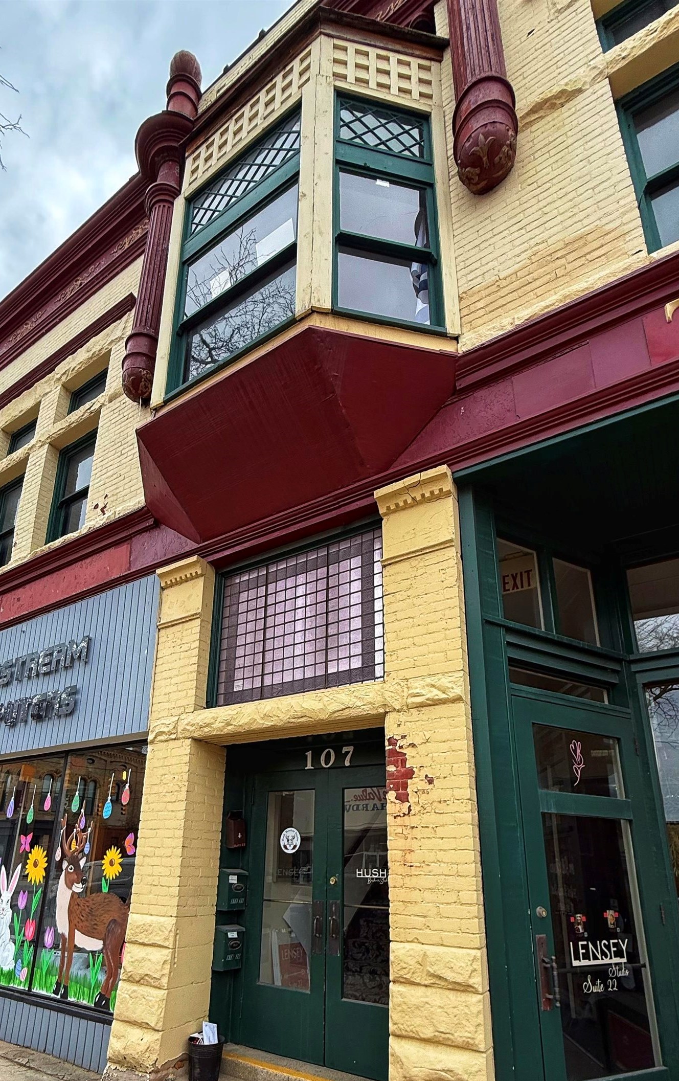 107 W Superior Street Property Photo