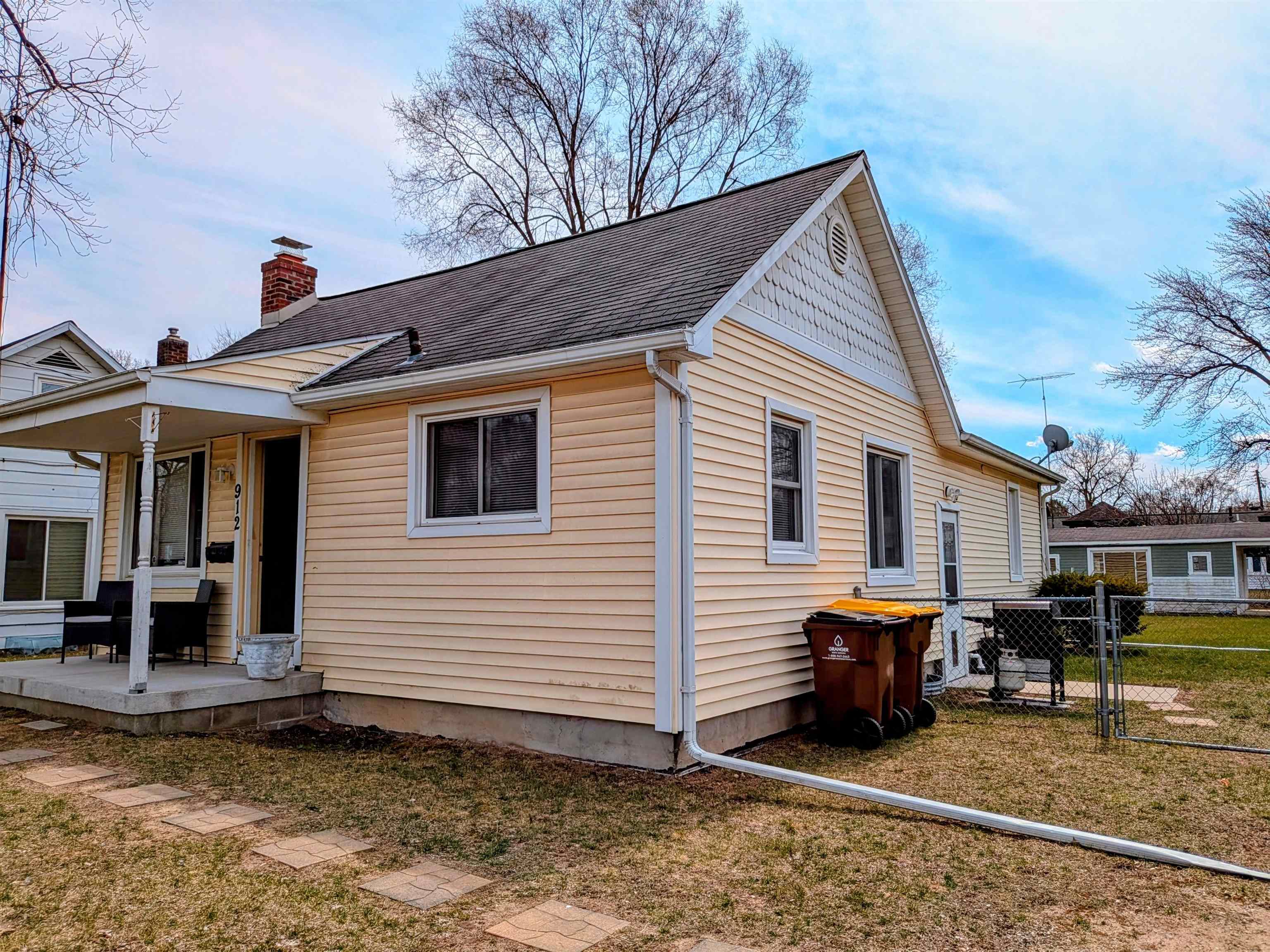 912 E Andre Street Property Photo 2