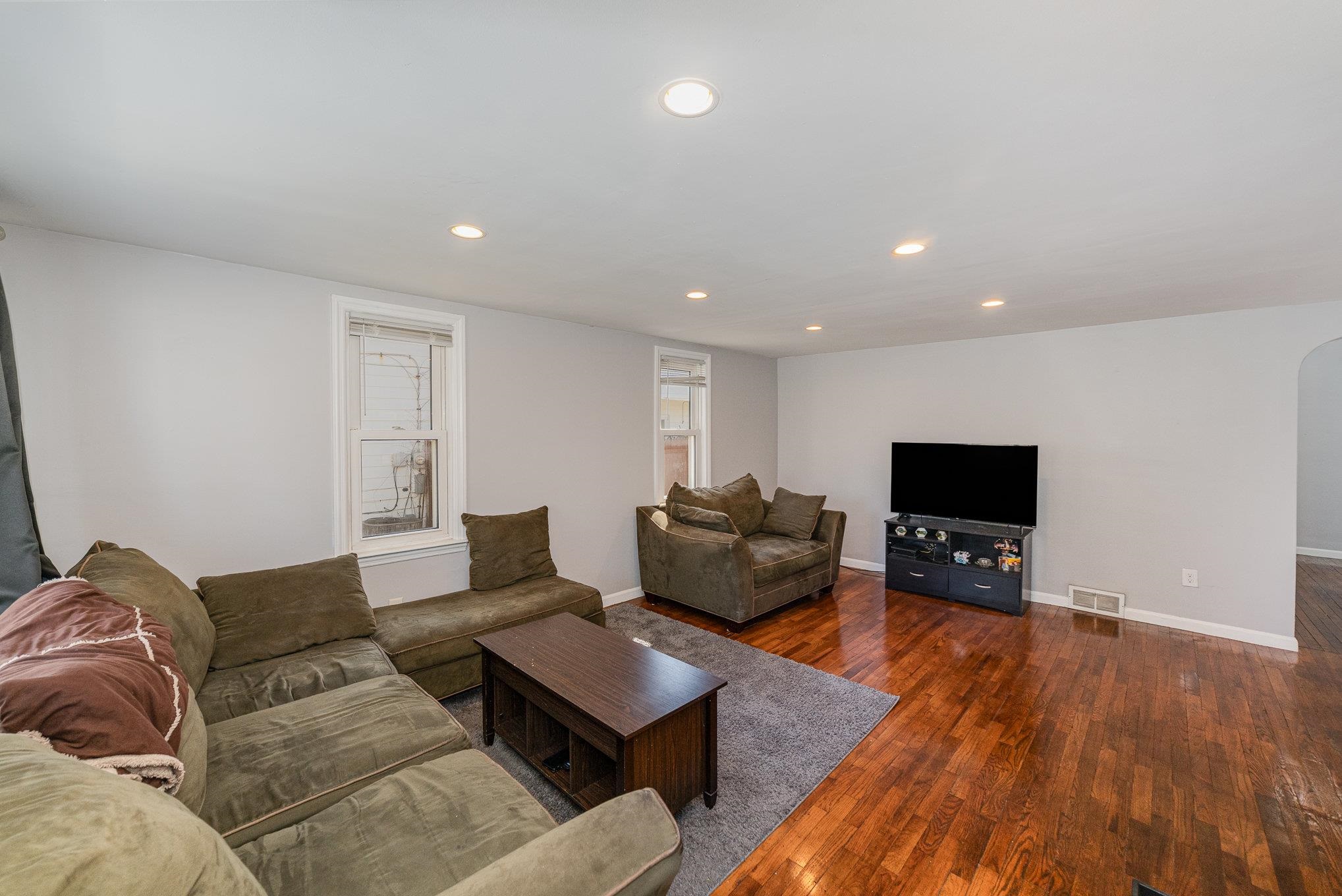 912 E Andre Street Property Photo 4