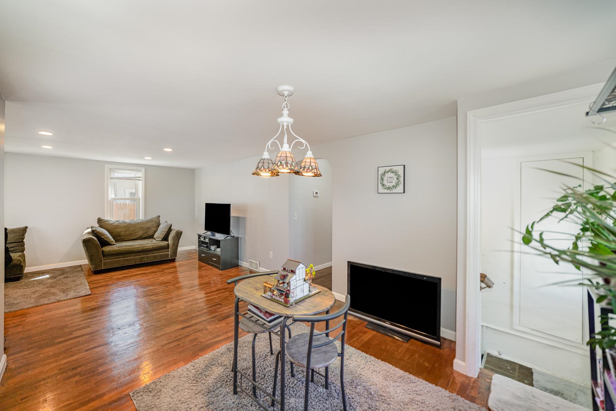 912 E Andre Street Property Photo 6