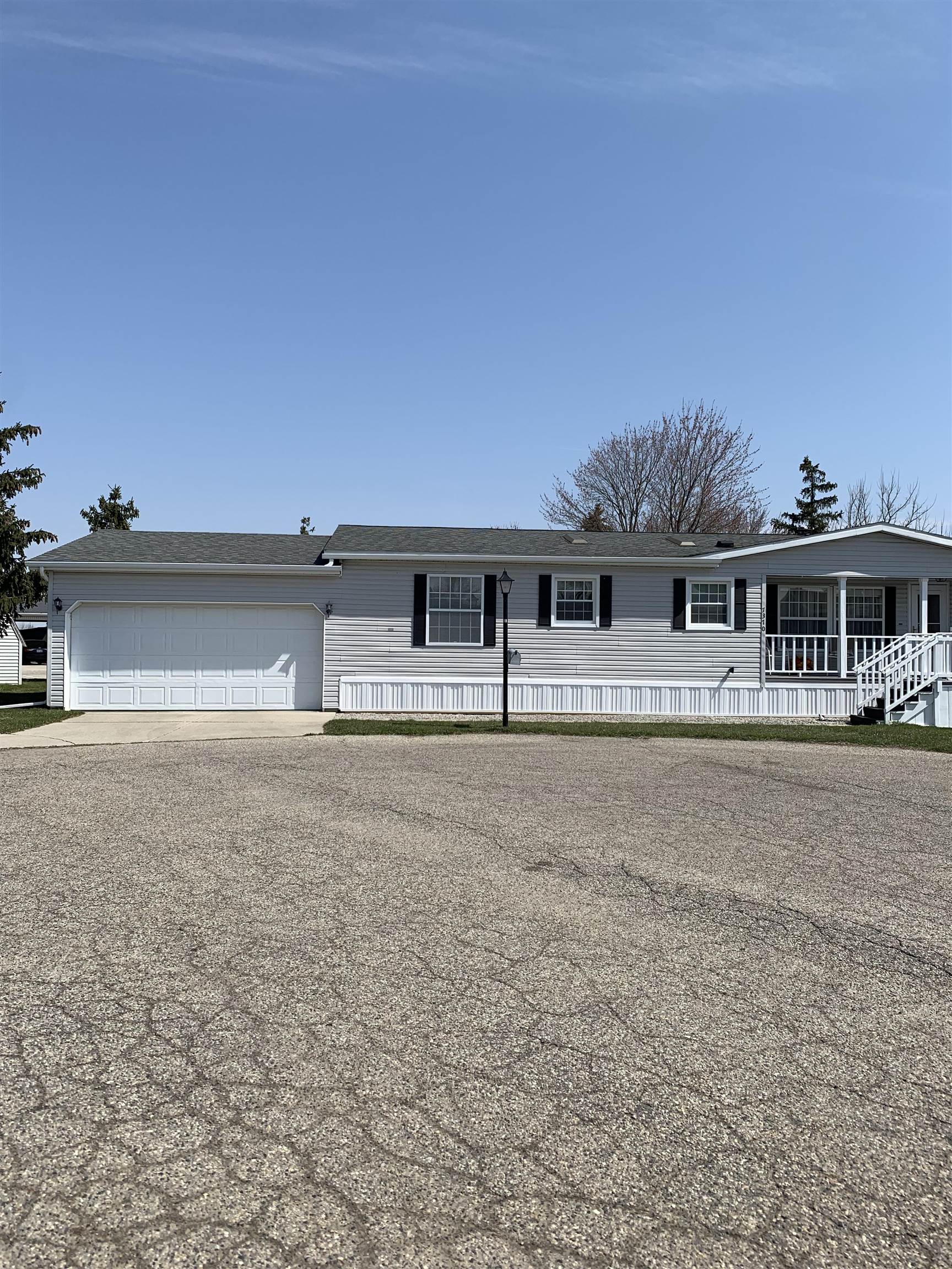 7370 Queens Court Property Photo