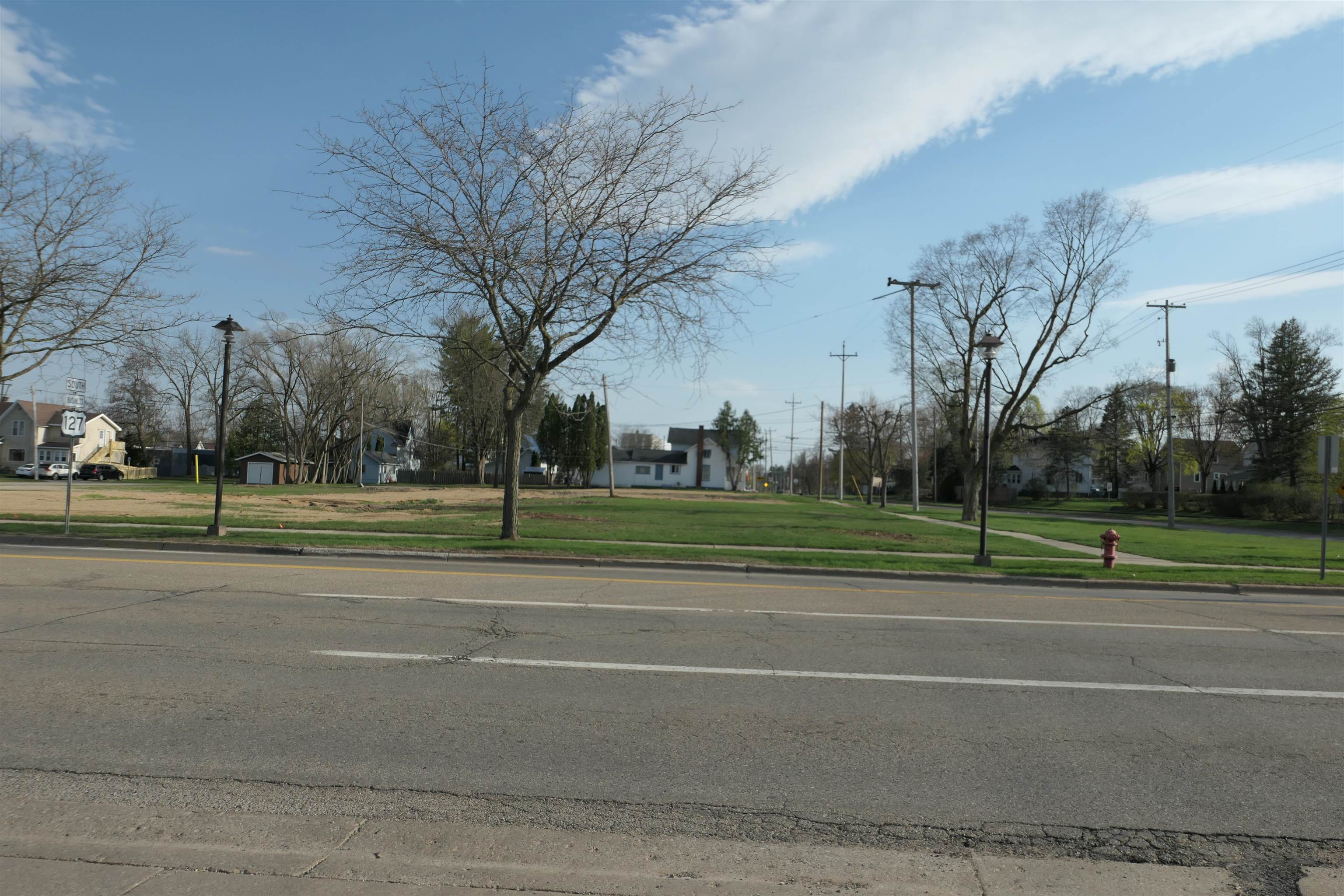 323 W Superior Street Property Photo 4
