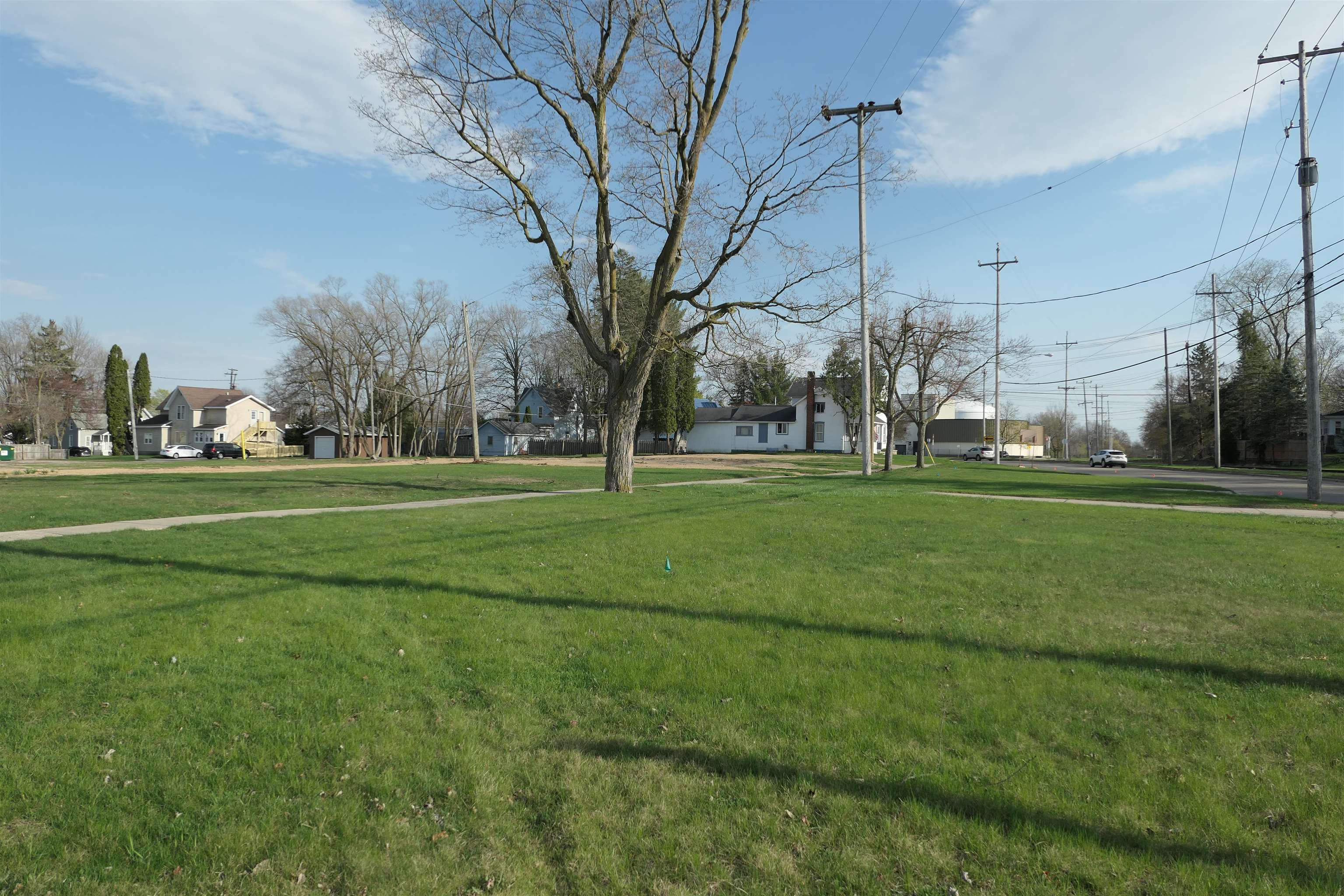 323 W Superior Street Property Photo 6
