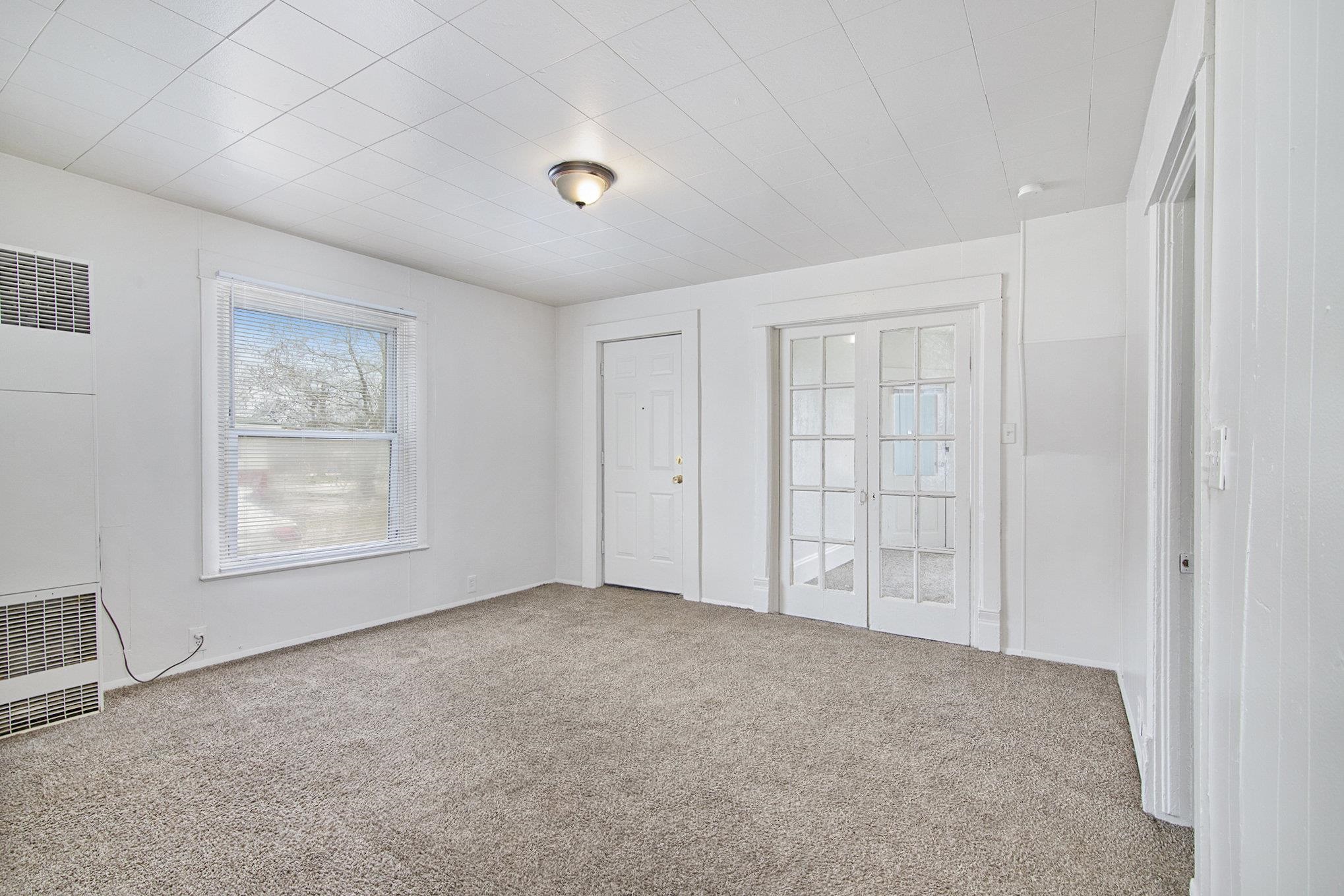 218 E River Street Property Photo 6