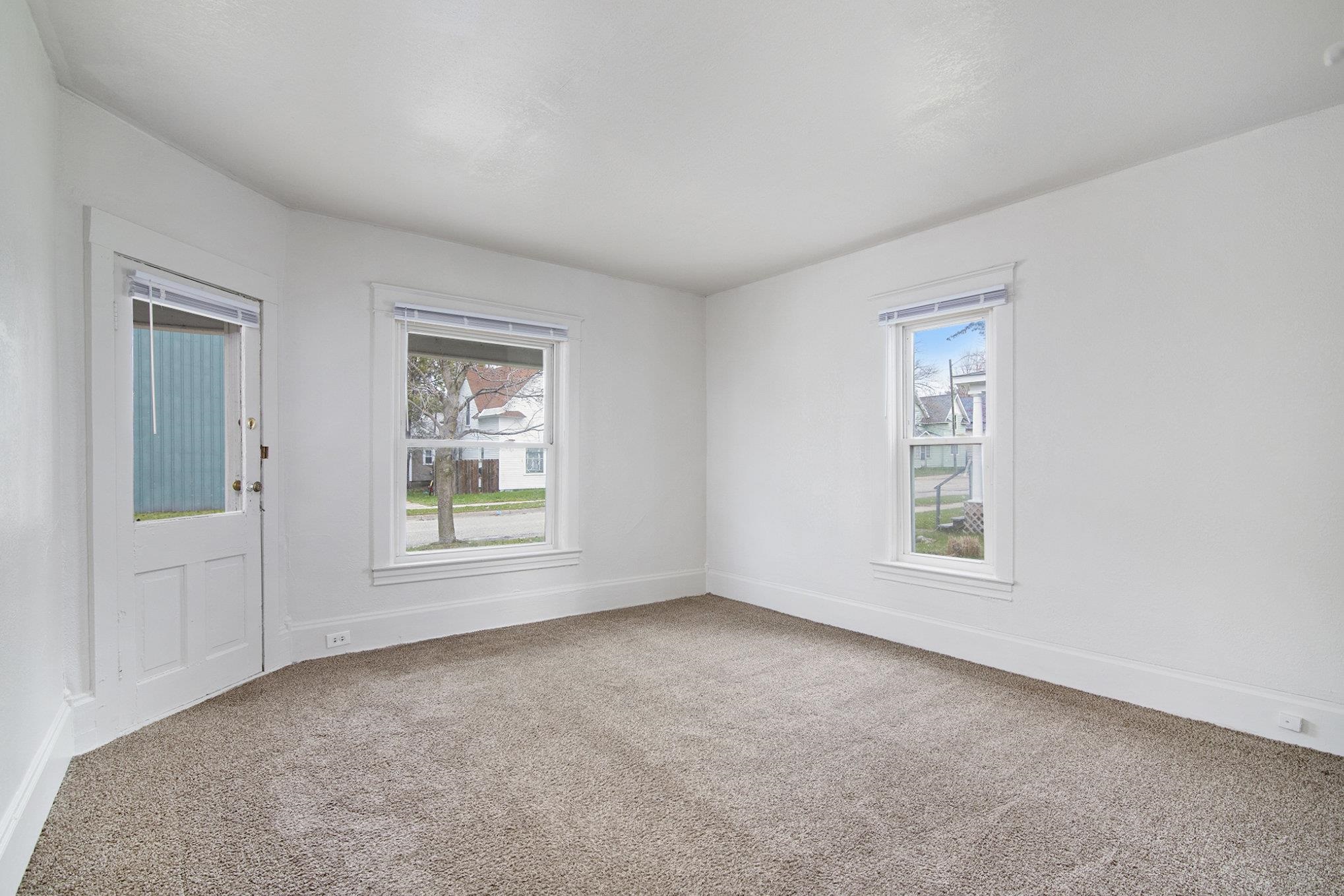 218 E River Street Property Photo 8