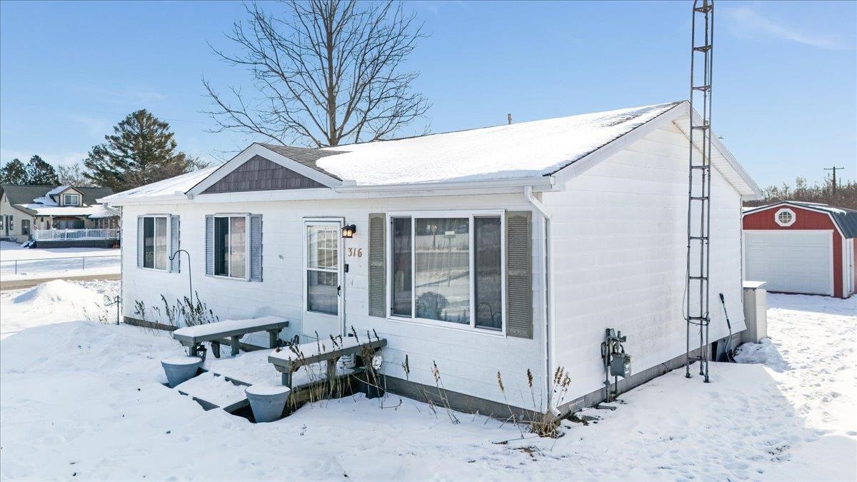 316 E Main Property Photo 3