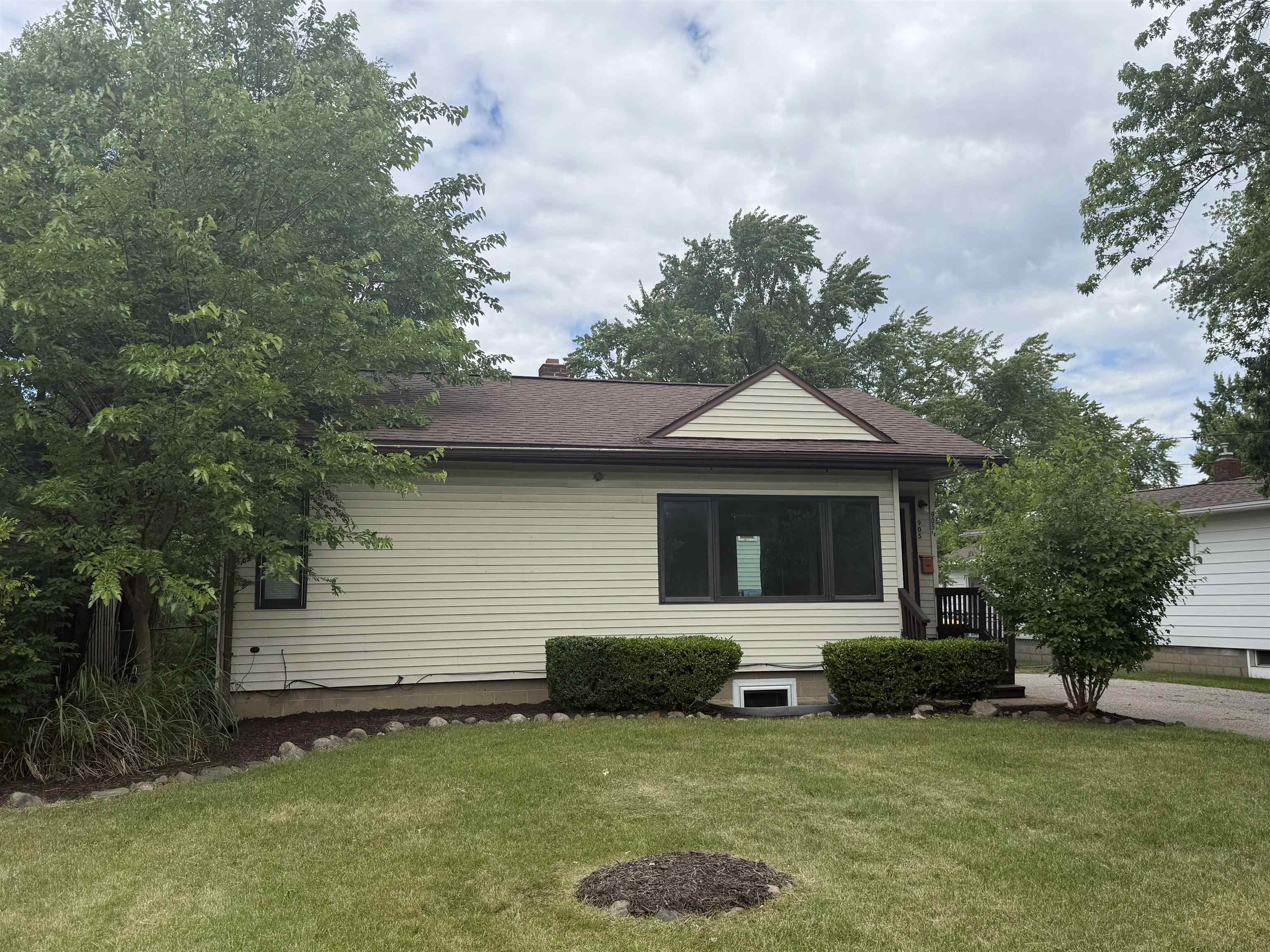 905 E High Property Photo 1