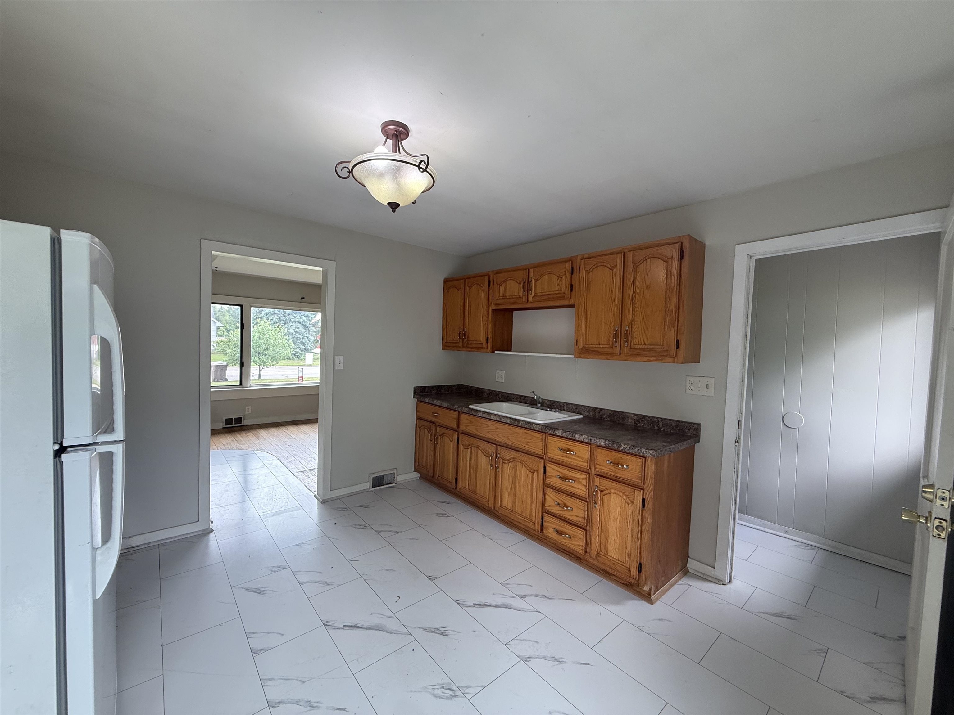 905 E High Property Photo 4