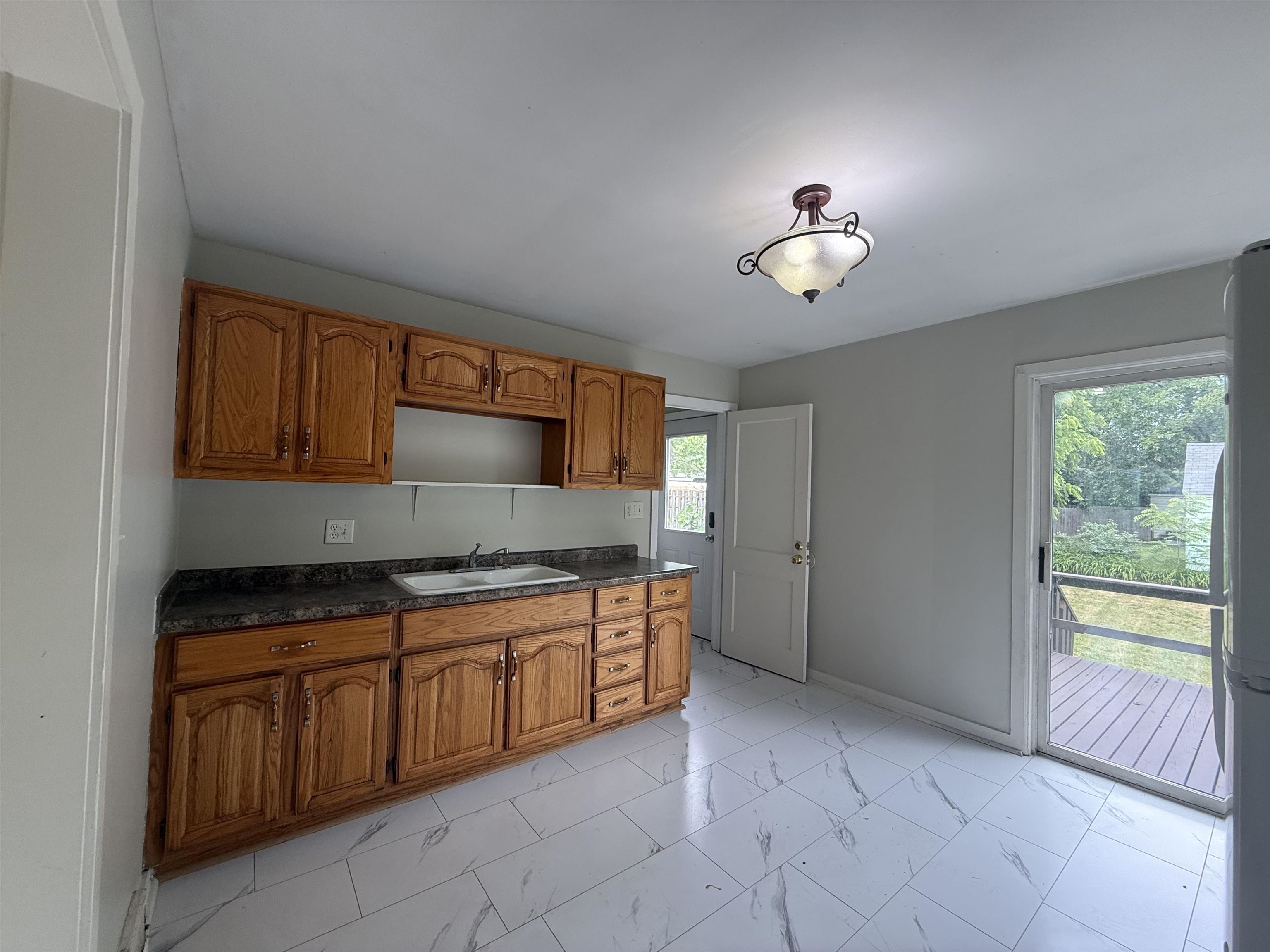 905 E High Property Photo 5