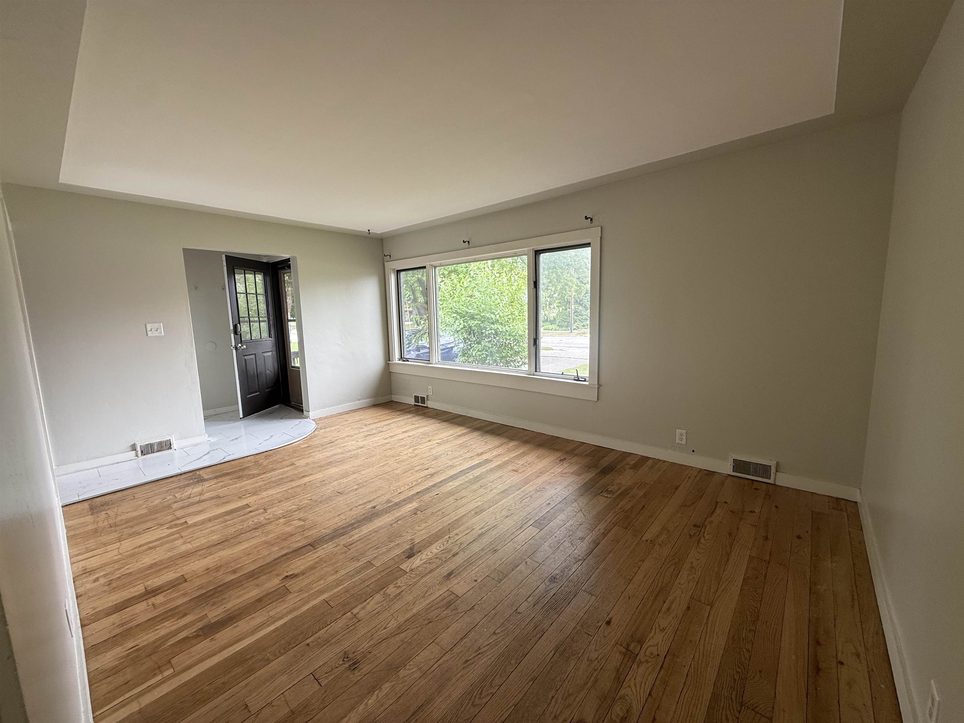 905 E High Property Photo 8