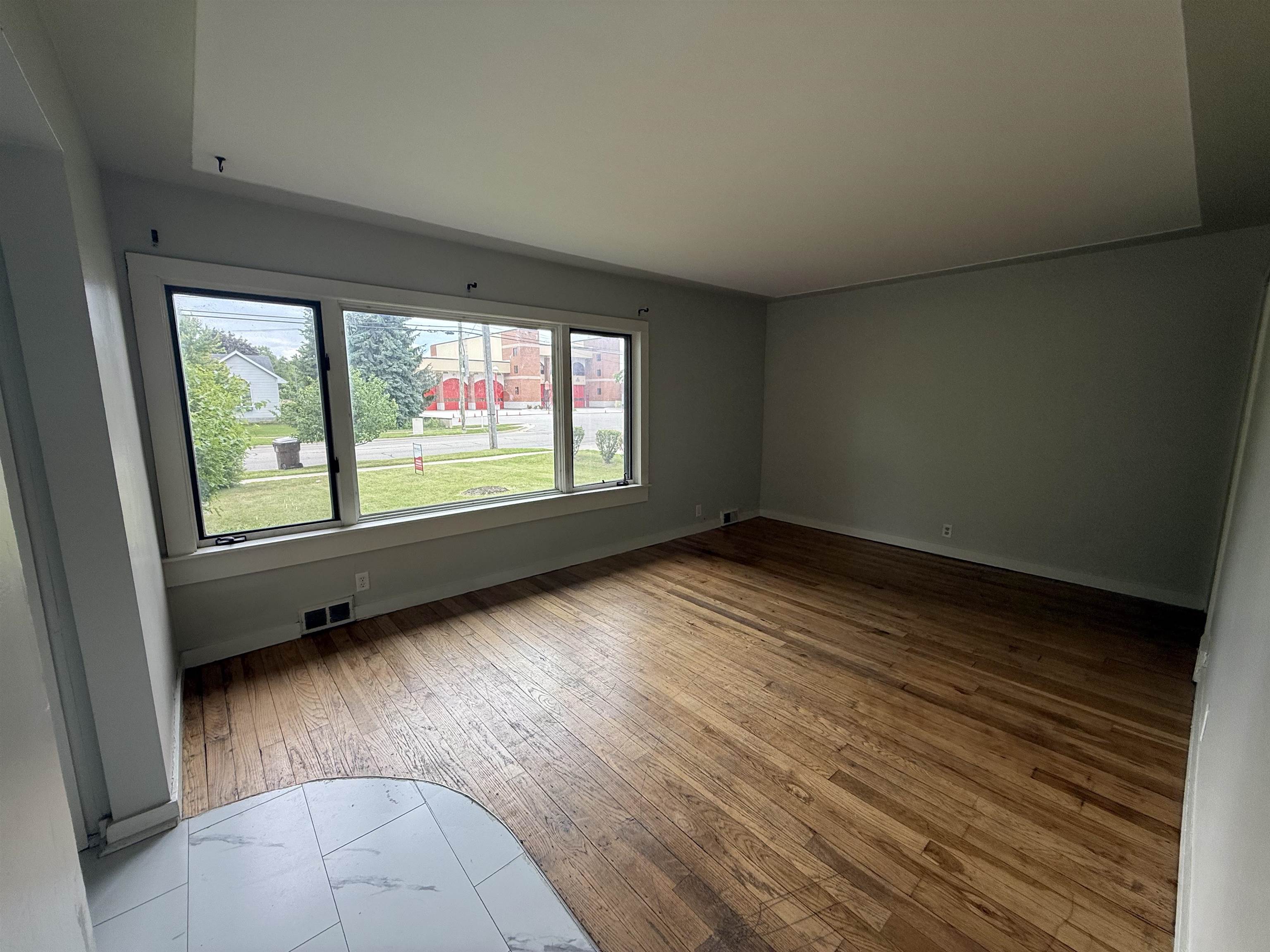 905 E High Property Photo 9