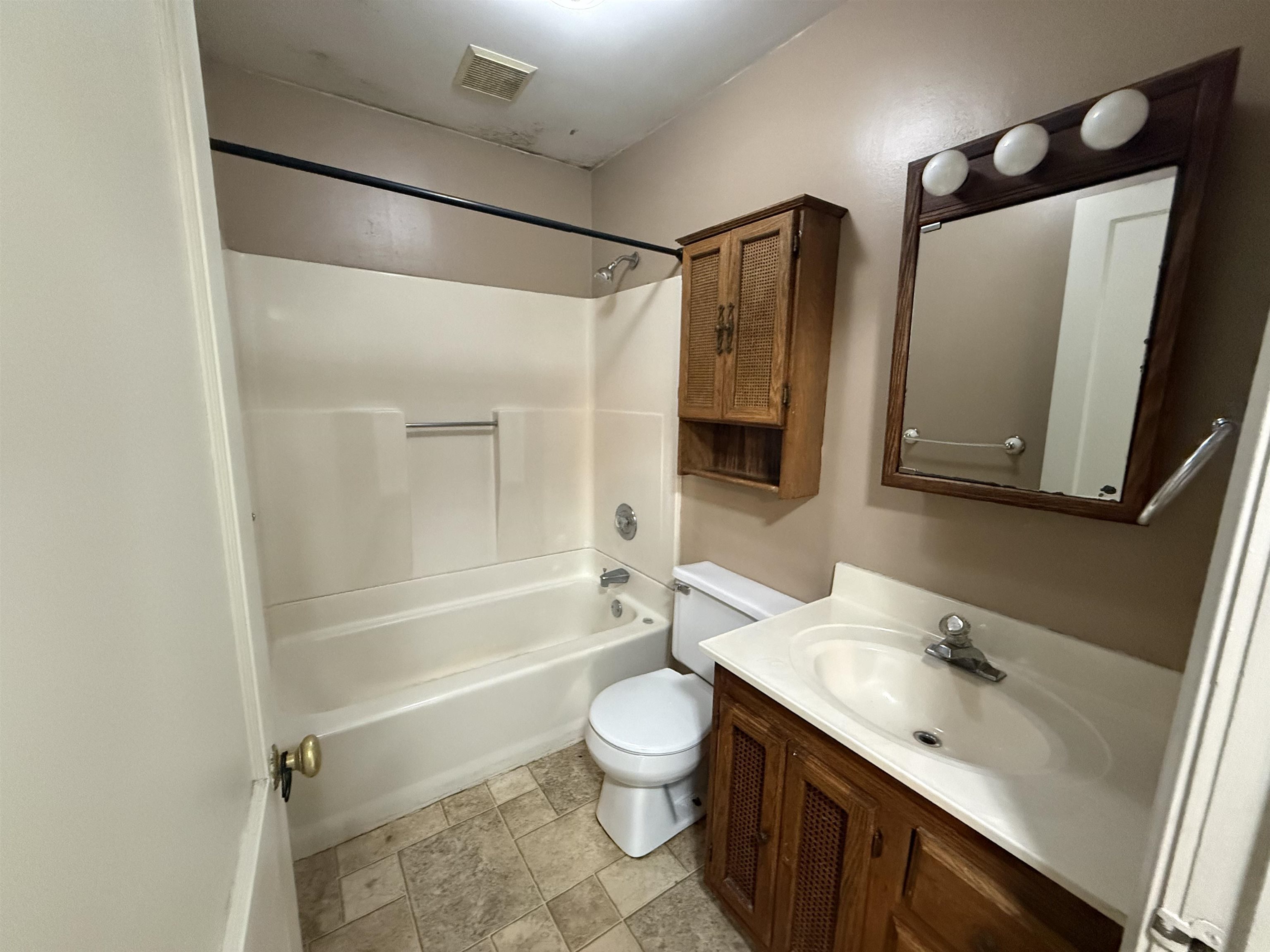 905 E High Property Photo 17