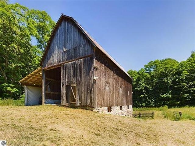 7699 Benzie Highway Property Photo 3