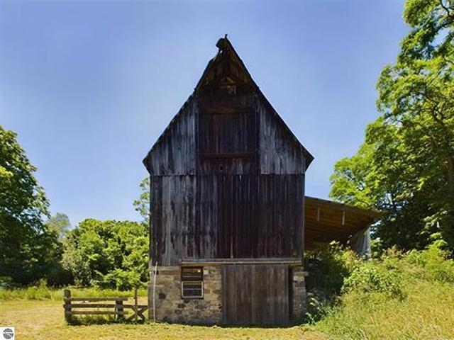 7699 Benzie Highway Property Photo 6