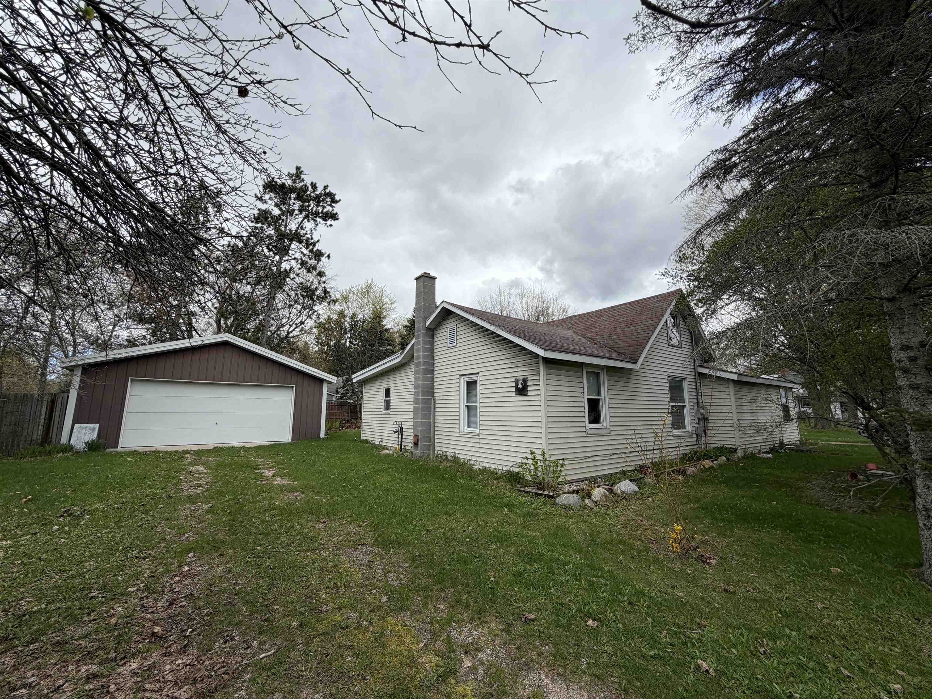 110 W Carl Street Property Photo 1