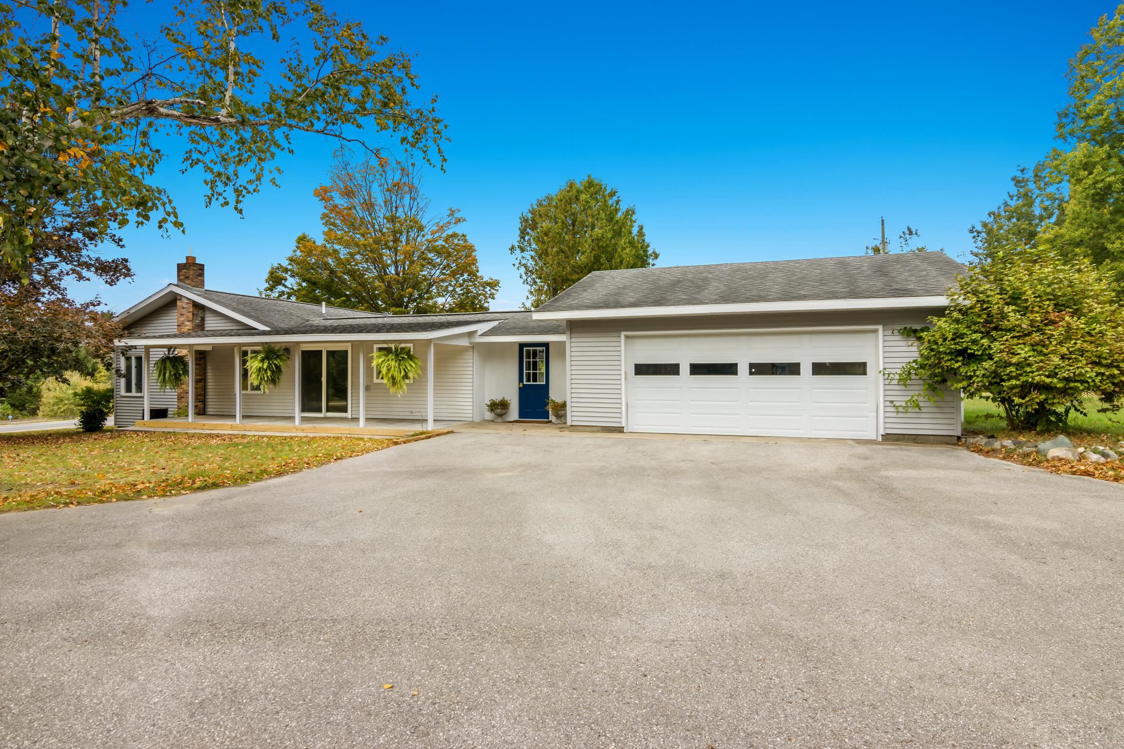 2262 W River Road Property Photo 1