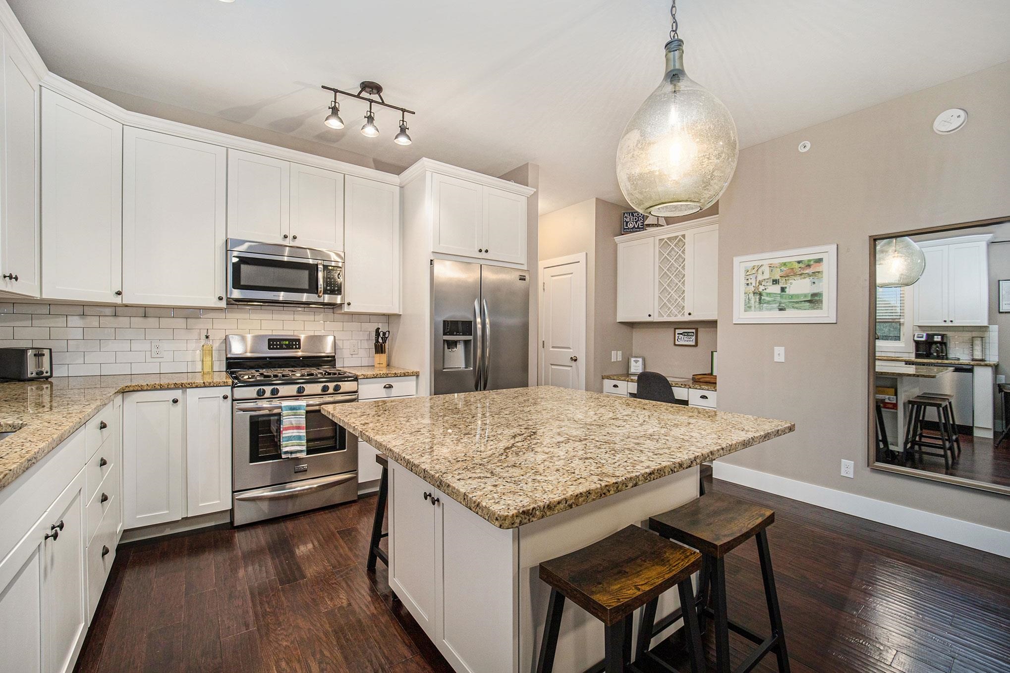 115 E Eighth Street Property Photo 8