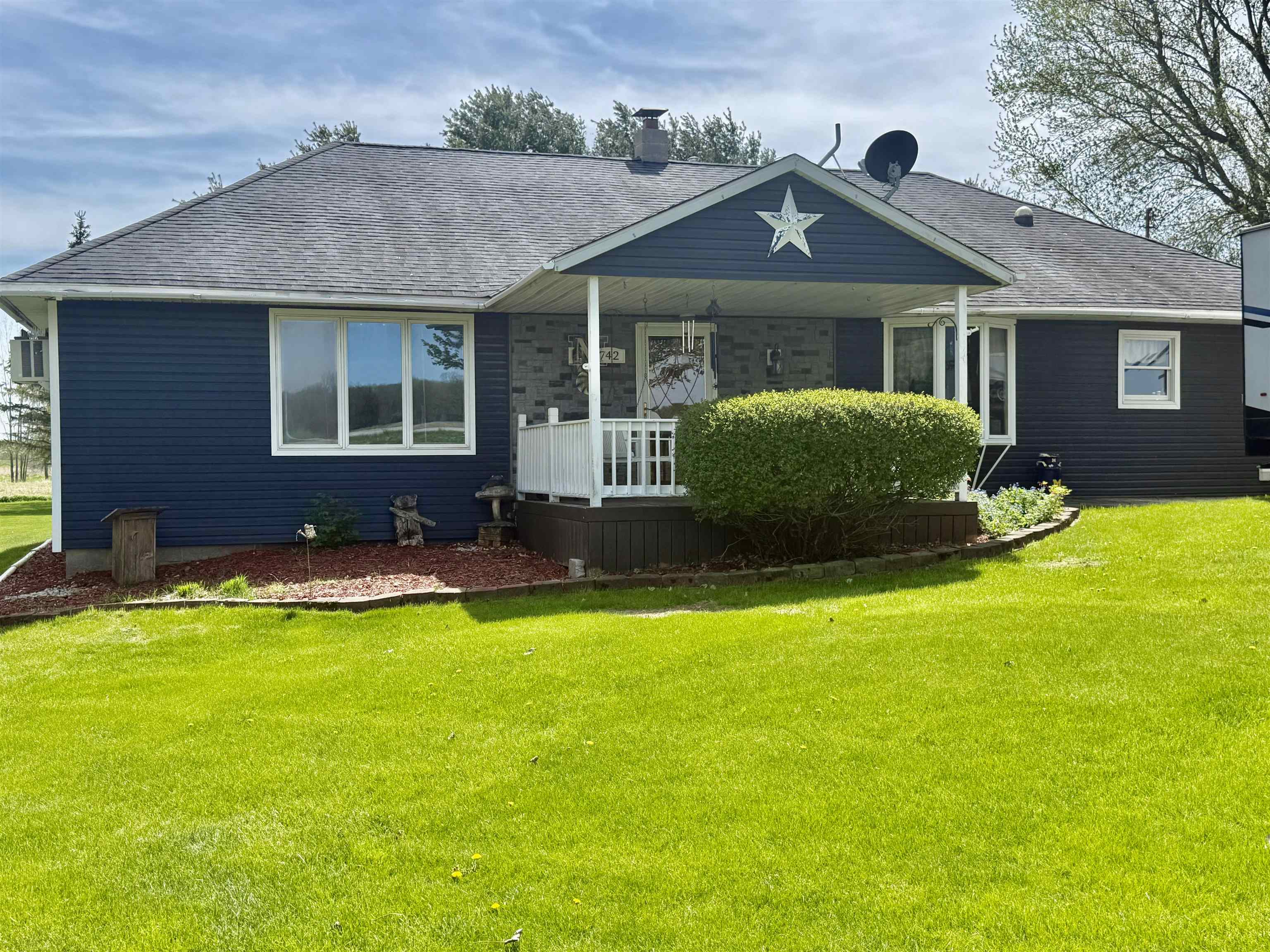 742 E Van Buren Road Property Photo 1