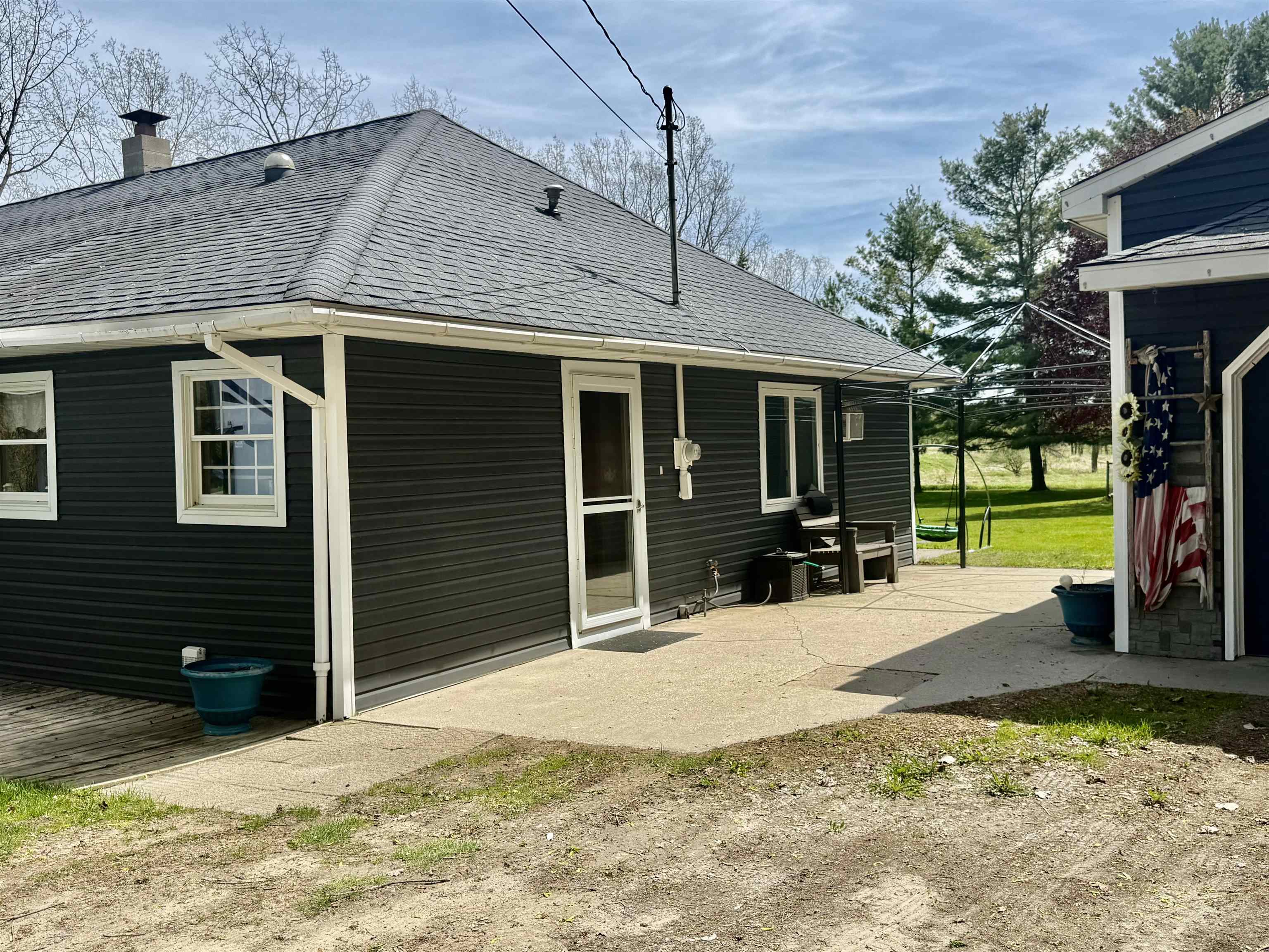 742 E Van Buren Road Property Photo 2