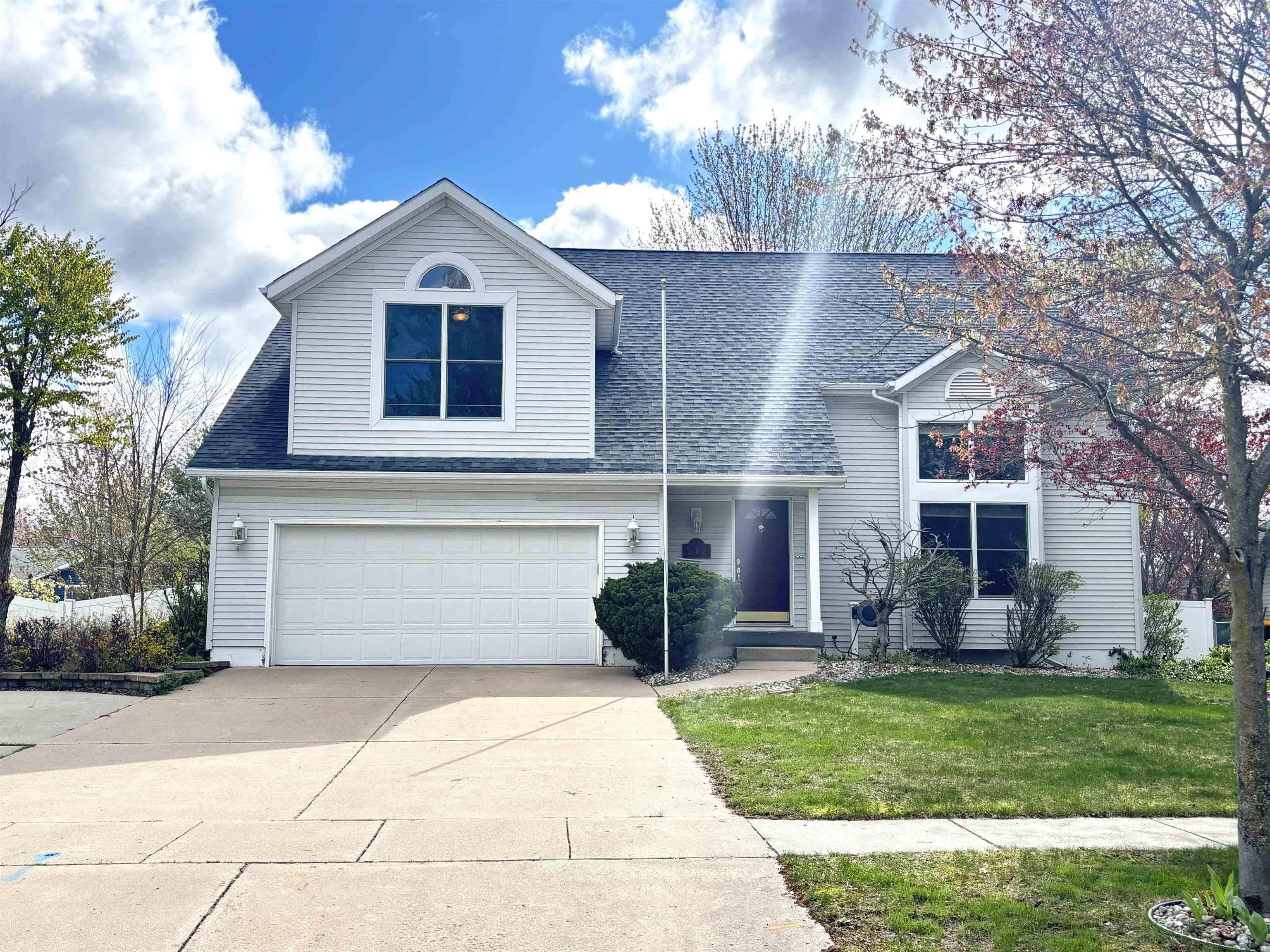512 W Grand