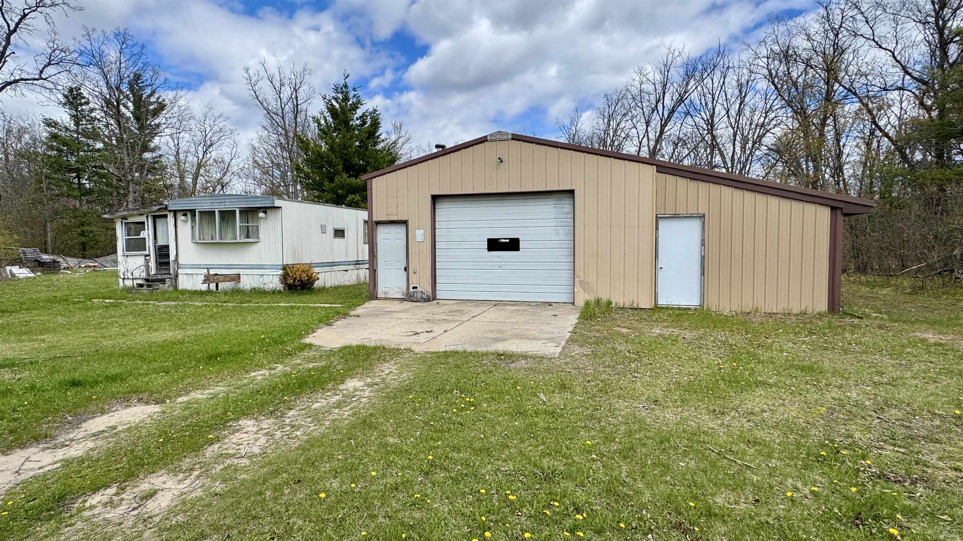 1496 17 Mile Road Property Photo 7