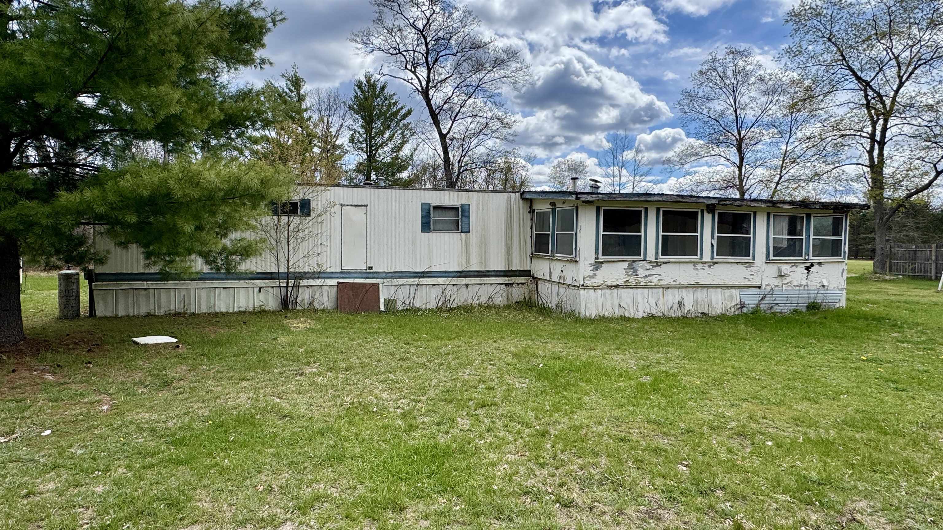 1496 17 Mile Road Property Photo 9