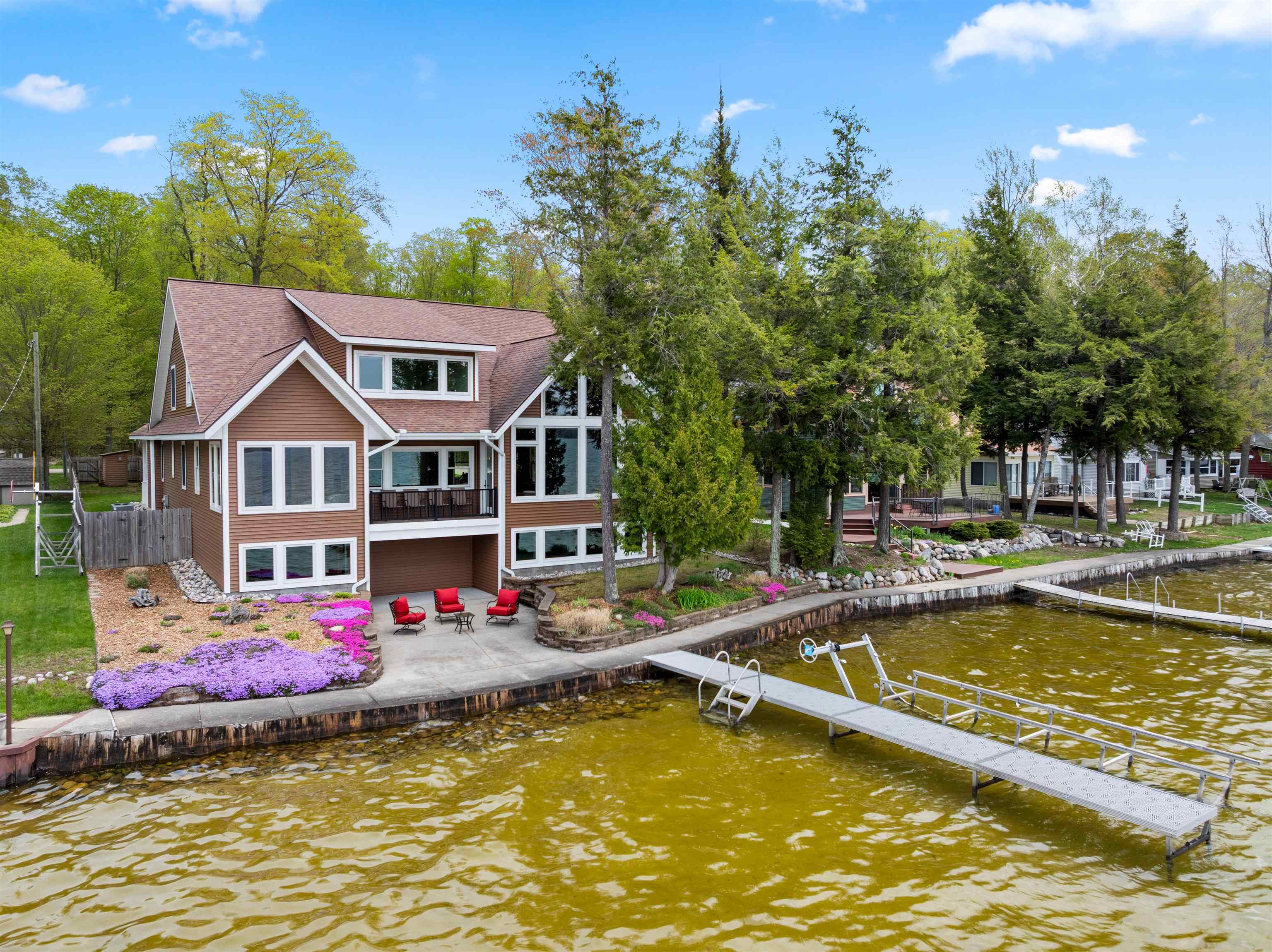 4805 E Shore Drive Property Photo 1